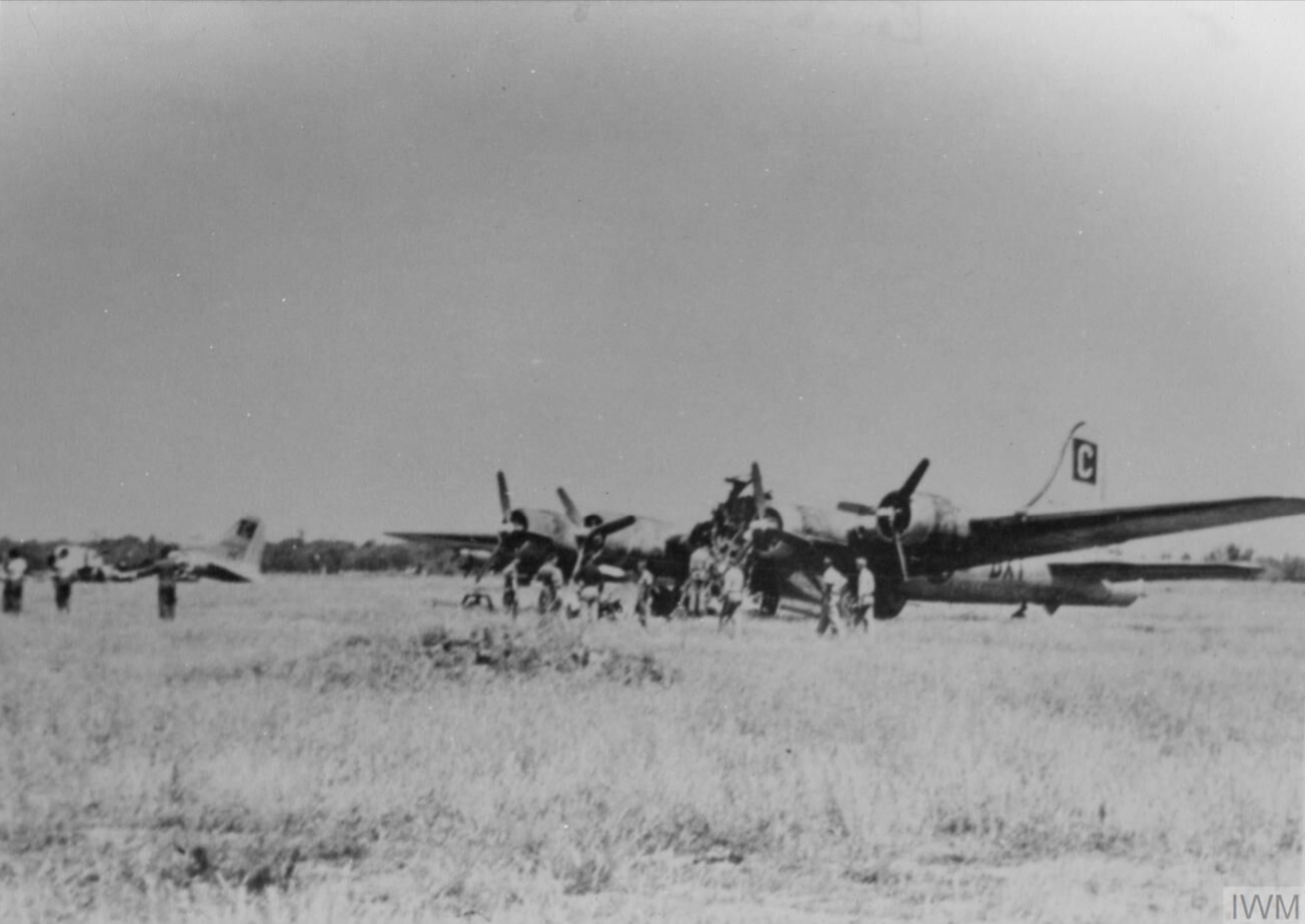 Boeing B-17 Fortress 8AF 96BG338BS destroyed on the ground 1945 FRE4008
