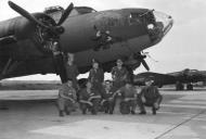 Asisbiz 41 24376 B 17F Fortress 12AF 92BG Hellzapoppin with crew England 19th Aug 1942 NA365