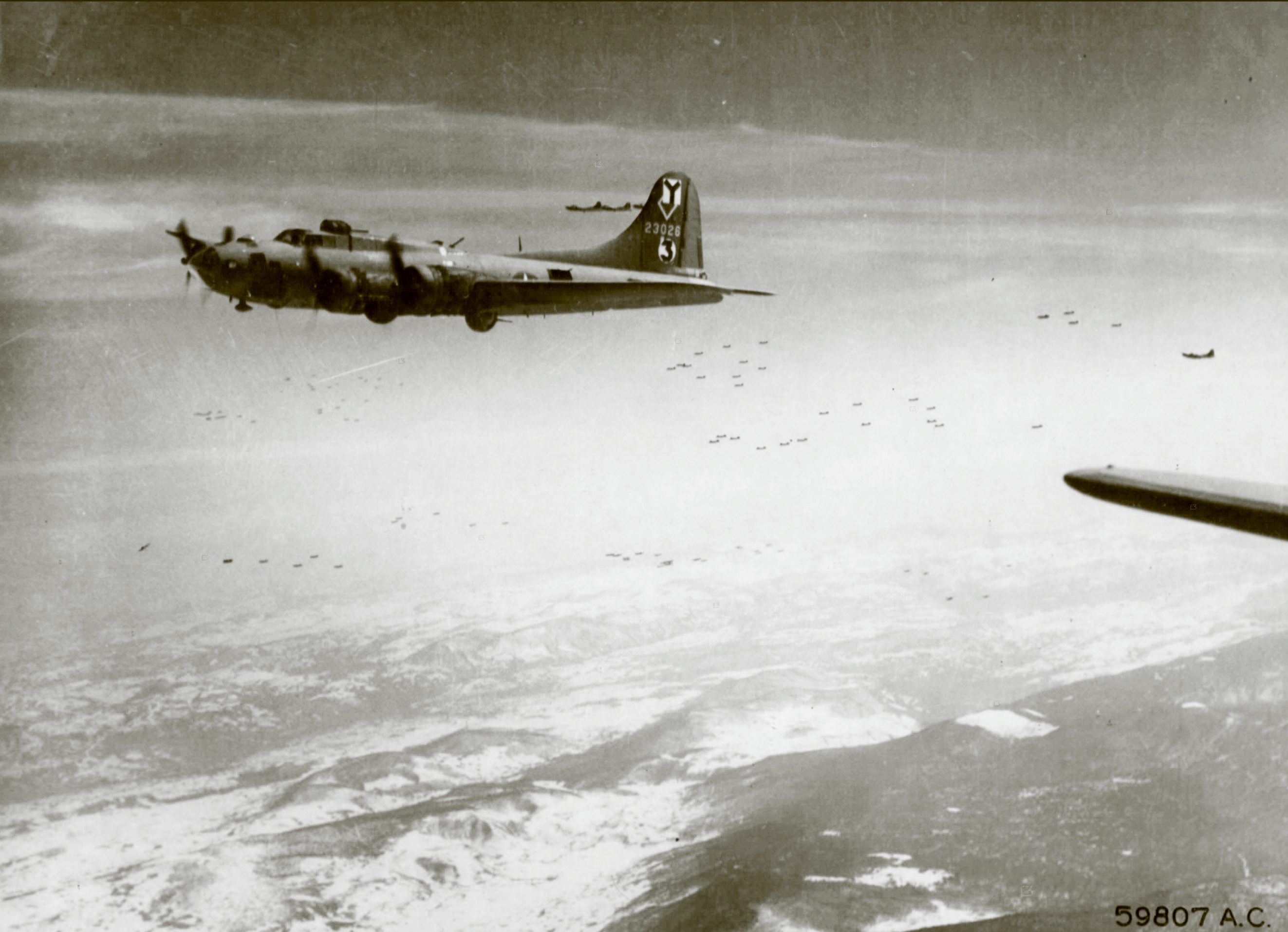 42-3026 B-17G Fortress 15AF 99BG246BS Roger the Lodger 1943 transf 483BG Apr 1944 01