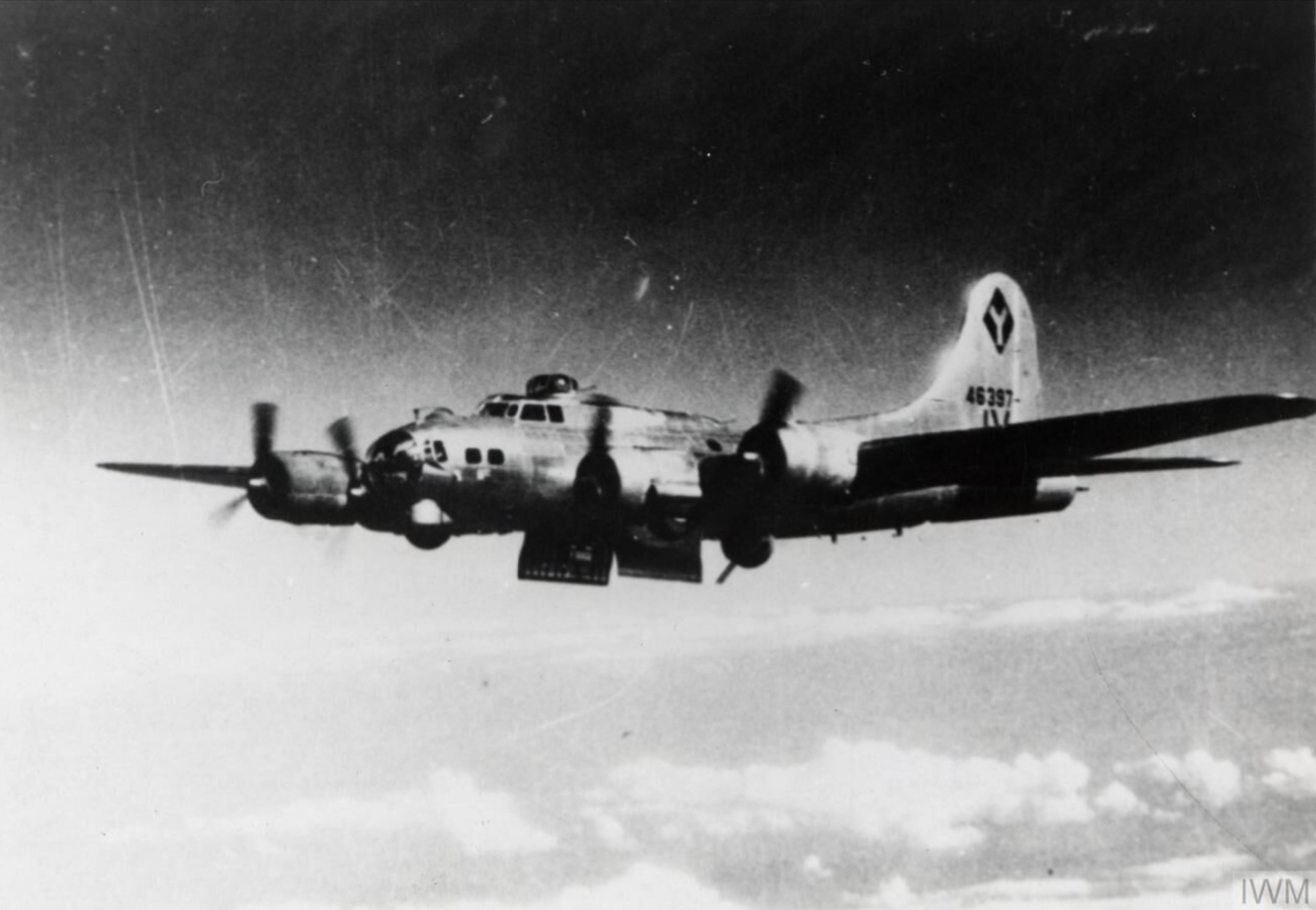 44-6397 B-17G Fortress 15AF 99BG416BS over the drop zone FRE13984