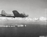 Asisbiz 42 29473 B 17F Fortress 12AF 99BG347BS Yankee Doodle bomber ace over Turin Italy Jan 1944 01