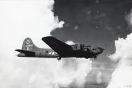 Asisbiz 42 3389 B 17F Fortress 12AF 99BG347BS II Rangy Lil in flight over Mediterranean FRE14006