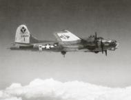 Asisbiz 42 38201 B 17G Fortress 15AF 99BG347BS Patches in flight over Italy 1944 01