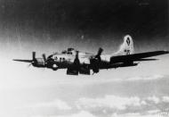 Asisbiz 44 6397 B 17G Fortress 15AF 99BG416BS over the drop zone FRE13984