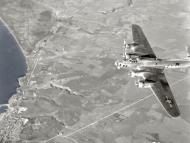 Asisbiz 15AF B 17G Fortress returning to its base in Italy 7th Sep 1944 342 FH 000927