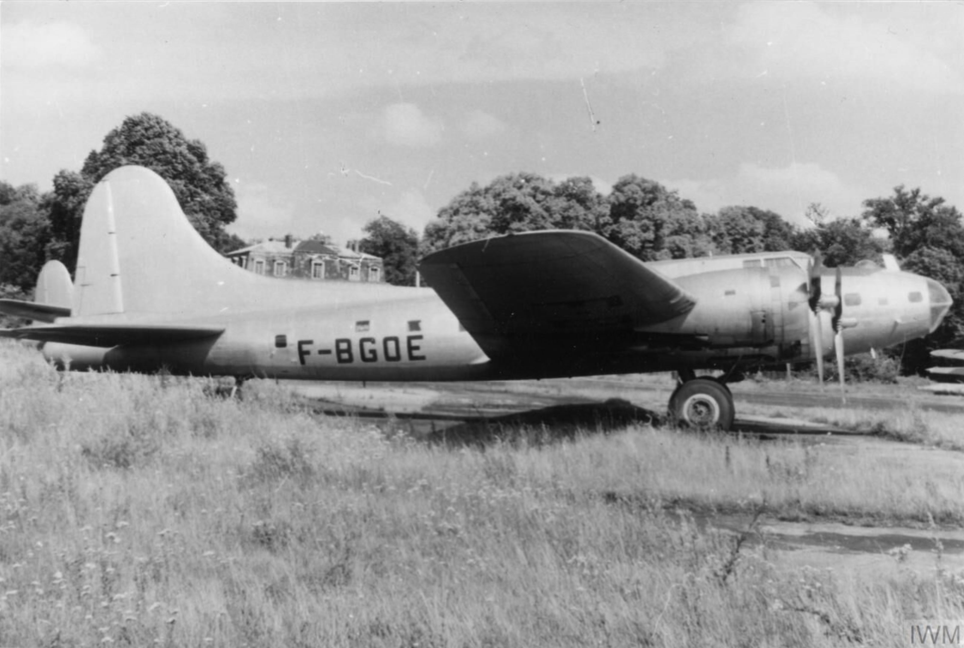 44-83728 B-17G Fortress France Institute Geographique National of France as F BGOE FRE8840