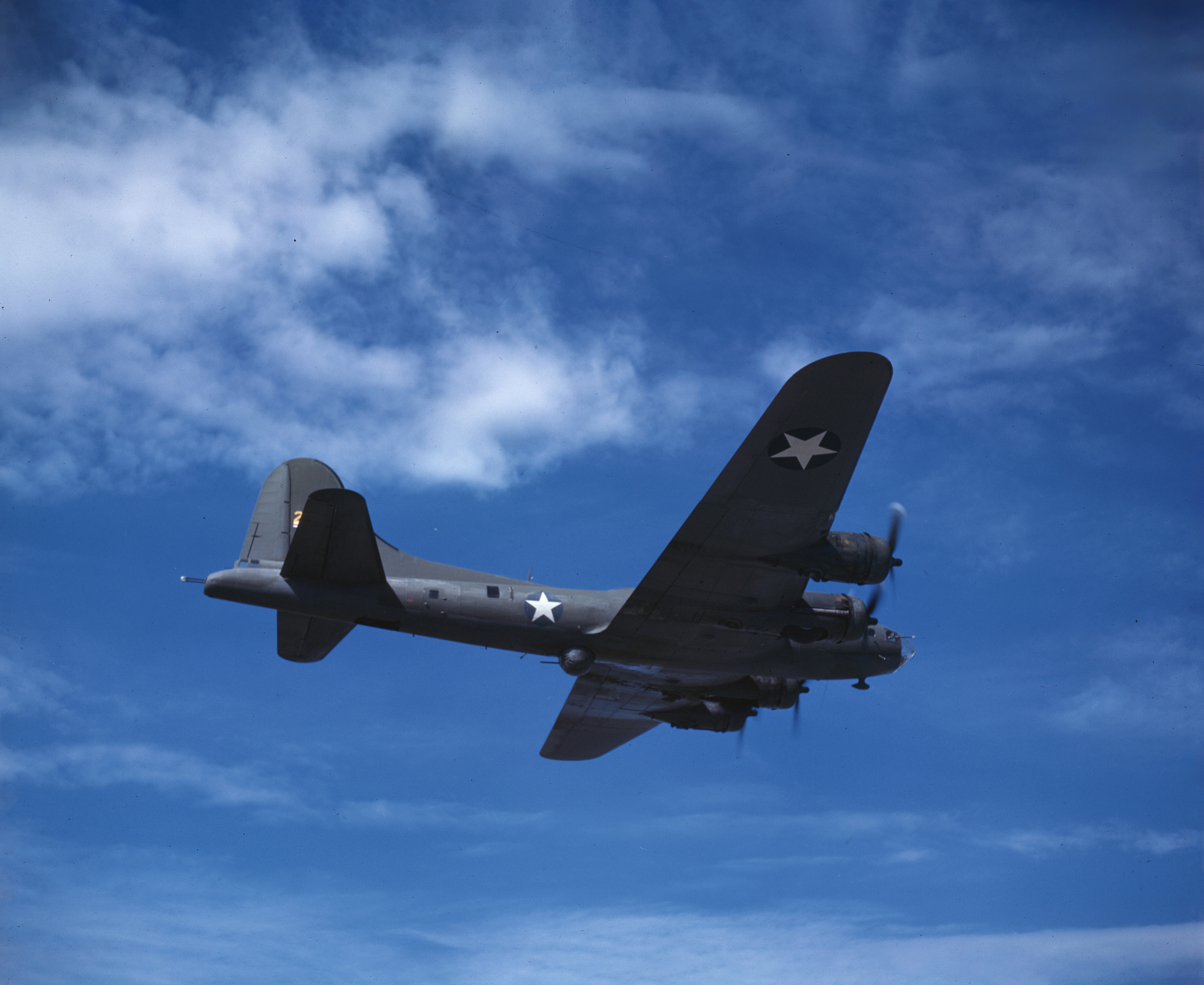 WWII color photo of USAAF 42-5479 Boeing B-17F Fortress during a training flight over America 02