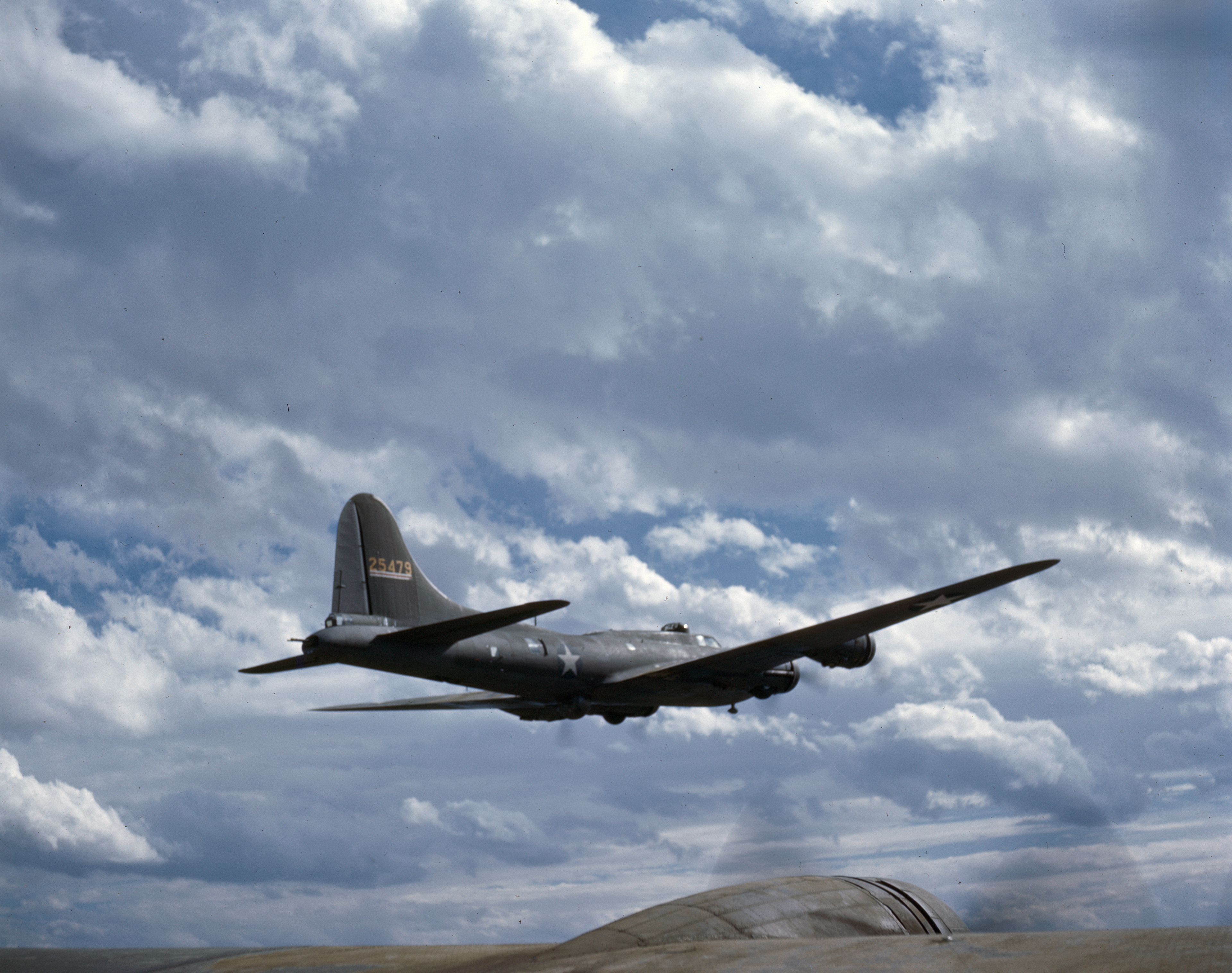 WWII color photo of USAAF 42-5479 Boeing B-17F Fortress during a training flight over America 03