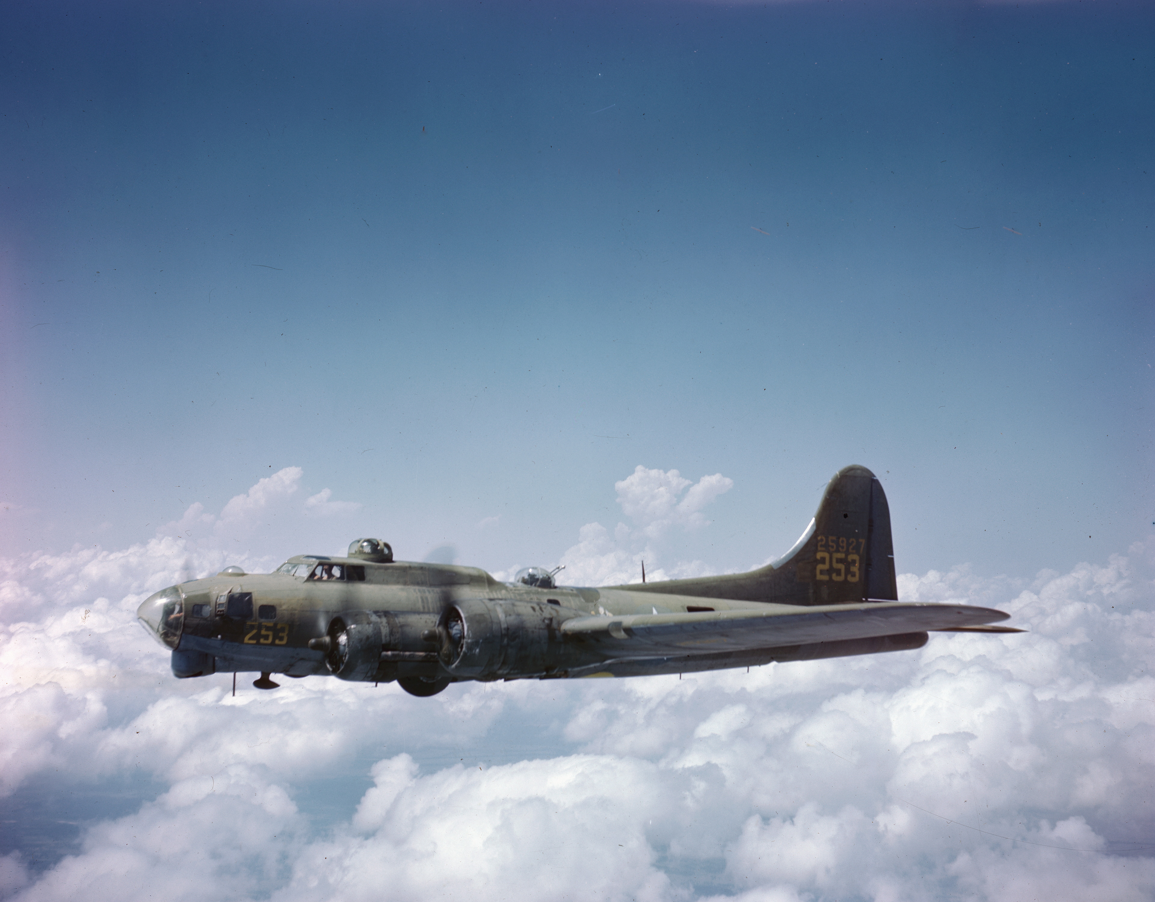 WWII color photo of USAAF 42-5927 Boeing B-17G Fortress during a training flight over America 1943 01