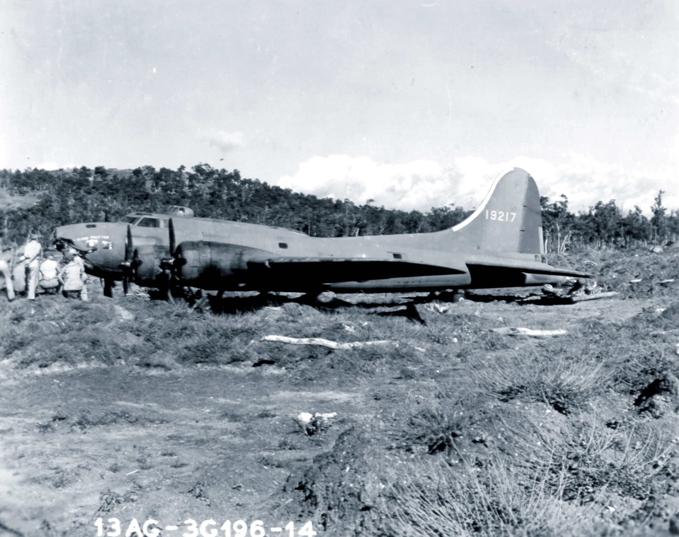 41-9217 B-17F 13AF 11BG26BS Globe Trotter landing mishap at Tontouta New Caledonia 29th Oct 1943 NA741