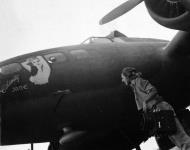 Asisbiz 41 2440 B-17E Fortress 7AF 5BG394BS Calamity Jane prior to take off from Guadalcanal in the Solomon Islands Aug 1942 02