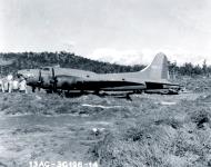 Asisbiz 41 9217 B-17F 13AF 11BG26BS Globe Trotter landing mishap at Tontouta New Caledonia 29th Oct 1943 NA741