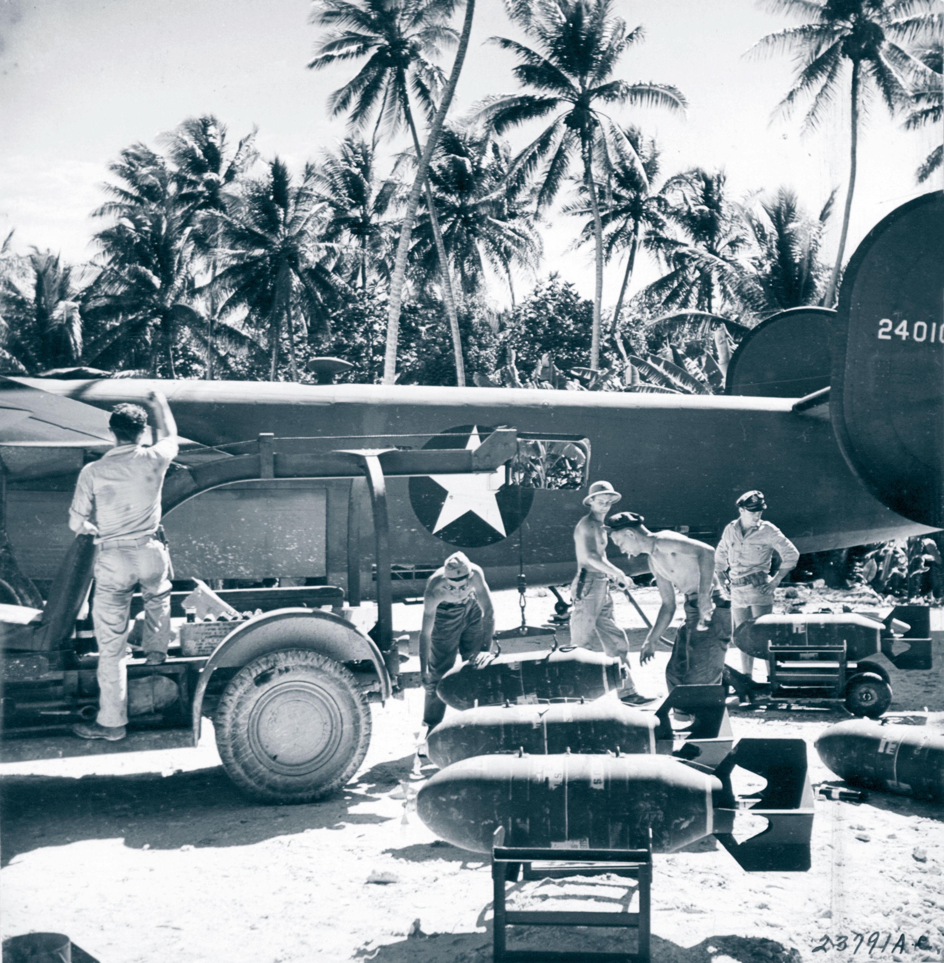 42-40101 B-24D Liberator 7AF 11BG98BS The Green Hornet at Funafuti Island Ellice Isls April 1943 NA710