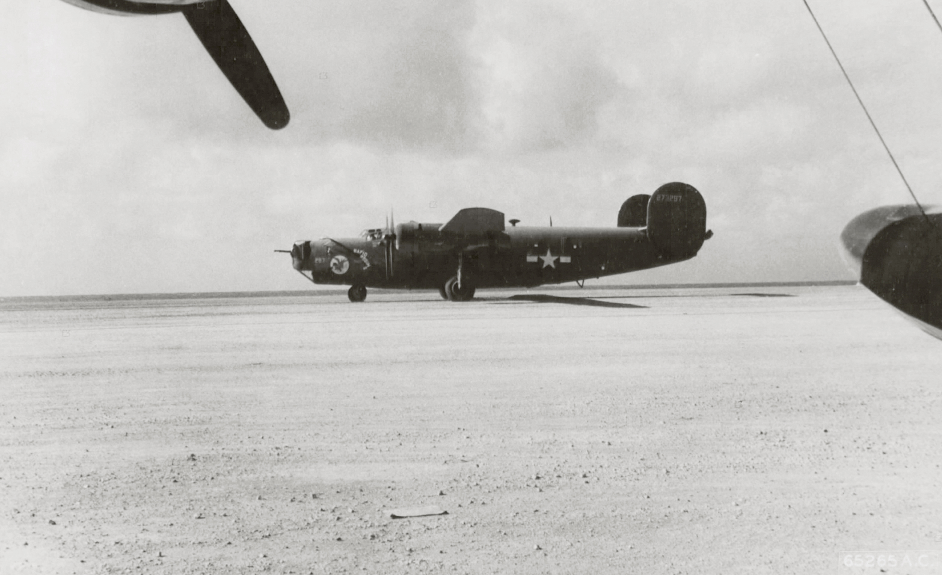 42-73287 B-24J Liberator 7AF 11BG431BS Rapid Robin II at Kwajalein Marshall Islands 1944 01