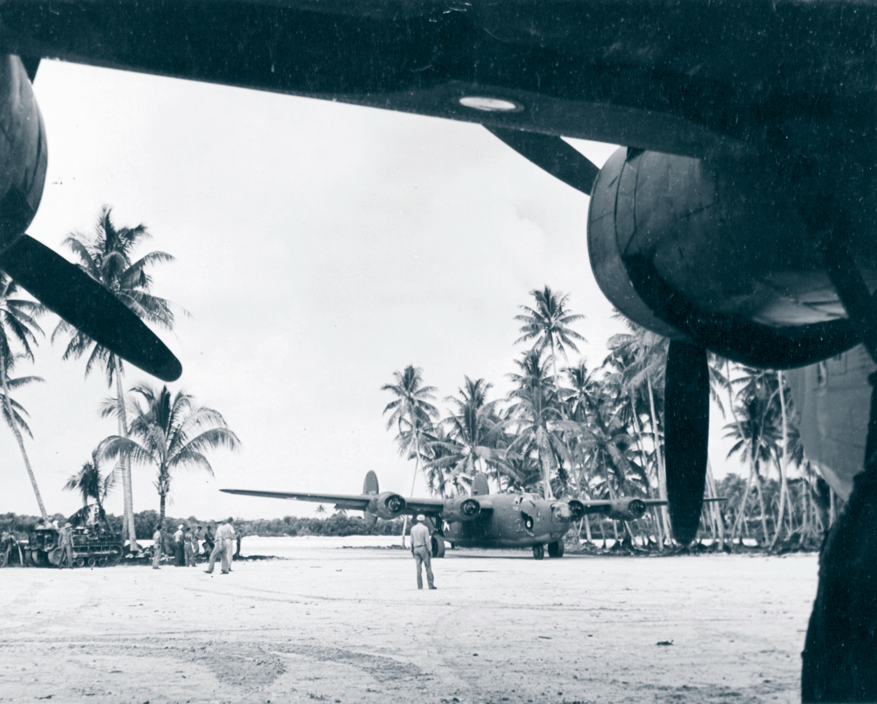 42-40089 B-24D Liberator 13AF 307BG371BS at Funafuti Island Ellice Isls early 1943 NA585