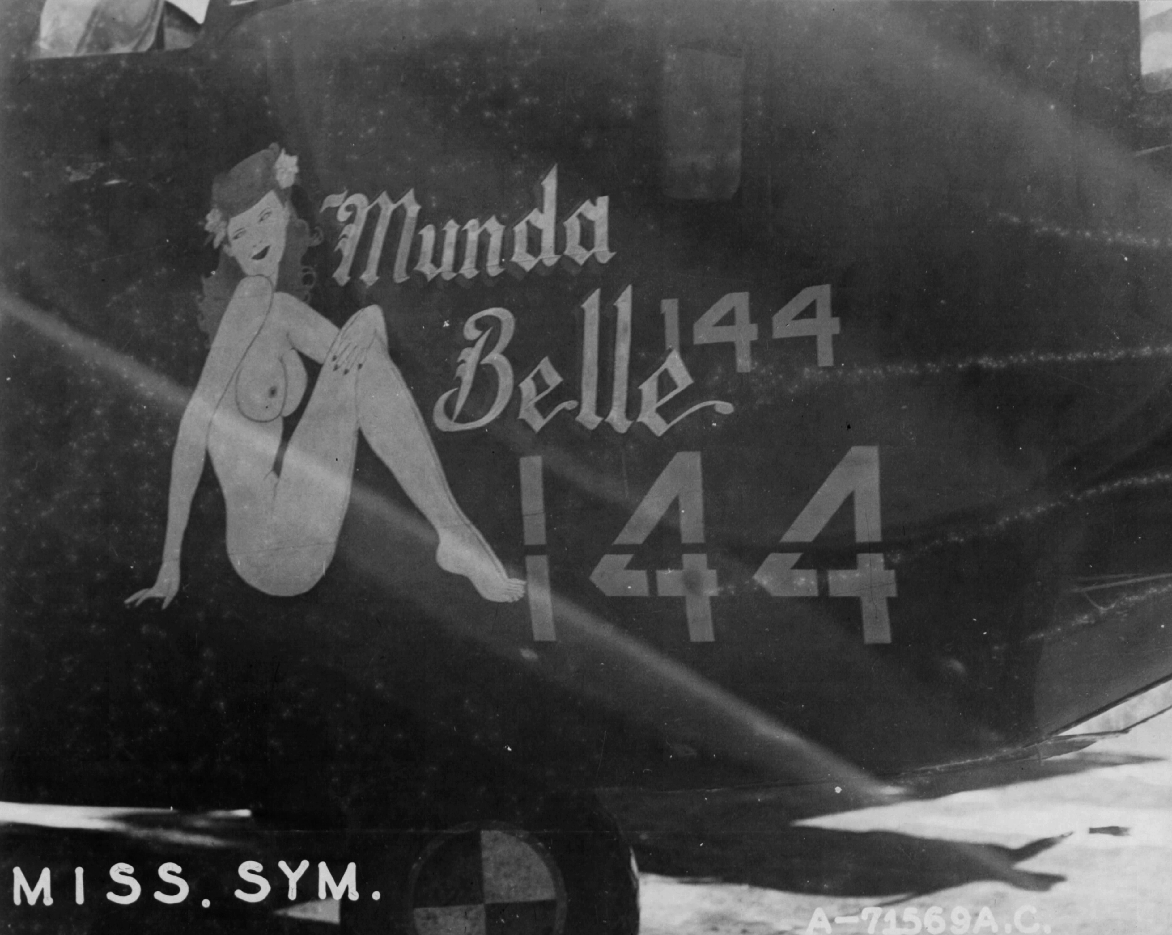 42-40144 B-24D Liberator 307BG371BS Munda Belle nose art right side 01