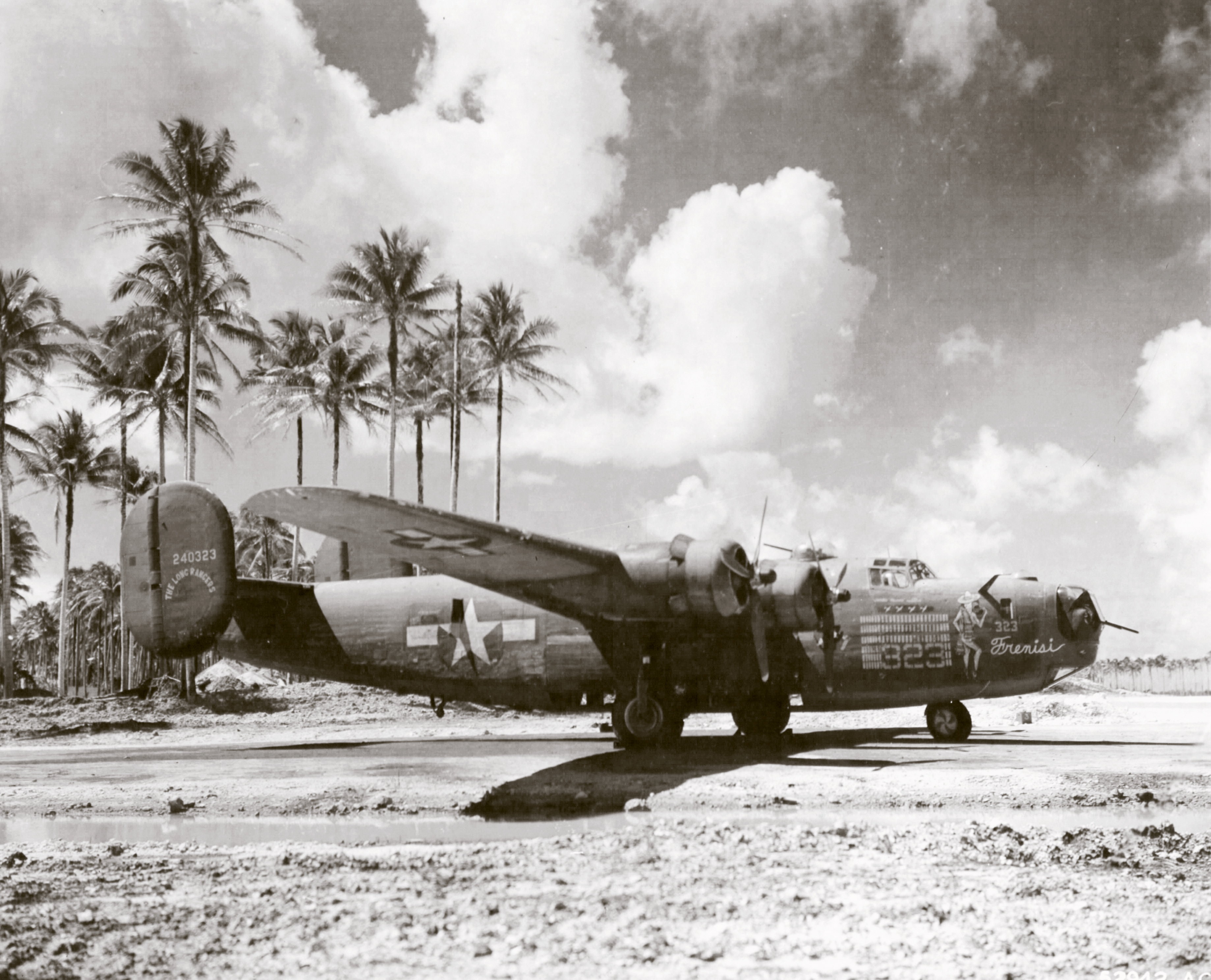 42-40323 B-24D Liberator 7AF 307BG371BS Frenisi parked Central Pacific 9th Aug 1944 01