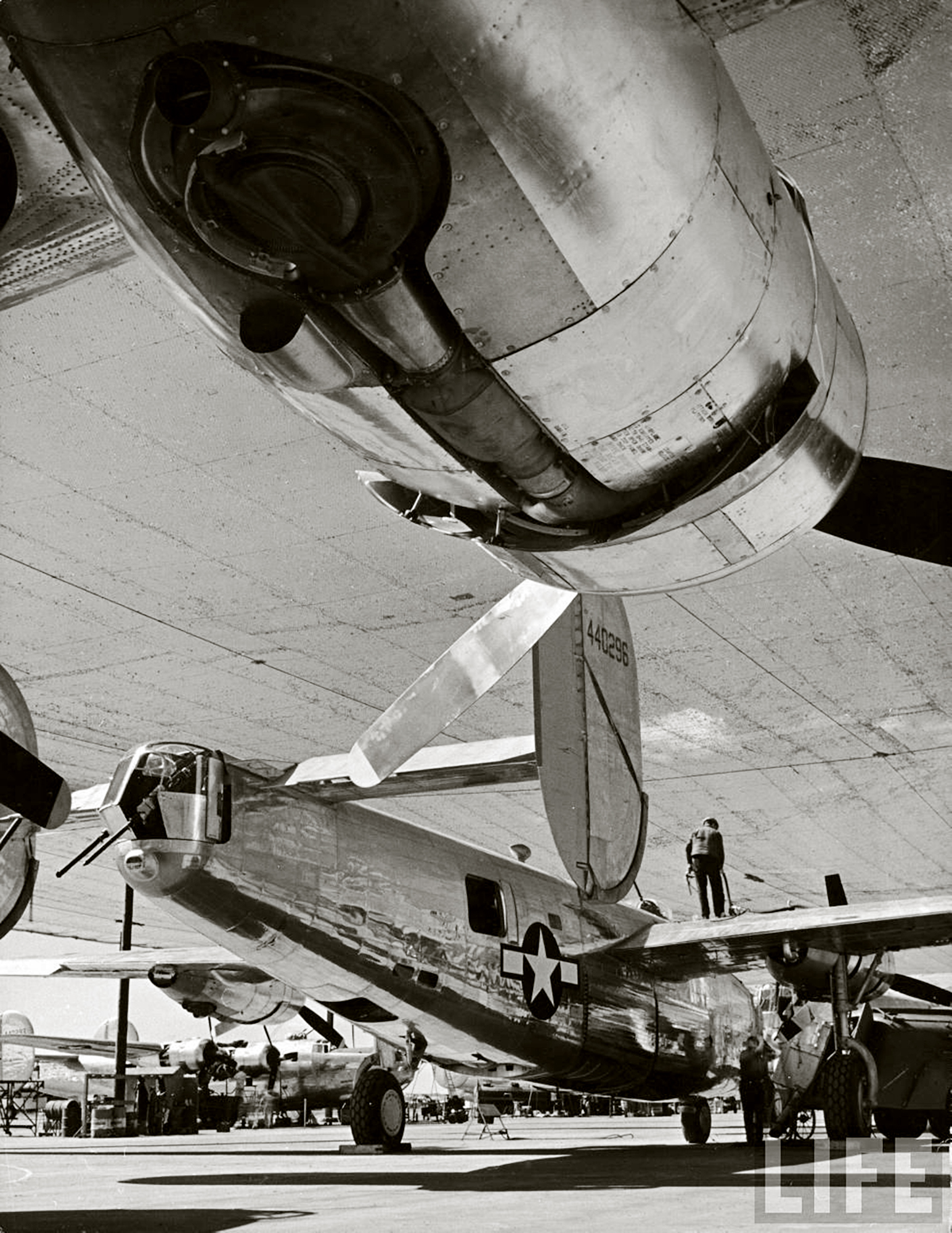 44-40296 B-24J Liberator 14AF 308BG375BS Tough Titti nose art right side China 01