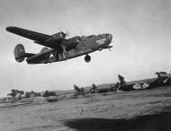 Asisbiz 42-40409 B-24D Liberator 14AF 308BG425BS Homesick Susie taking off from its base in China NA645