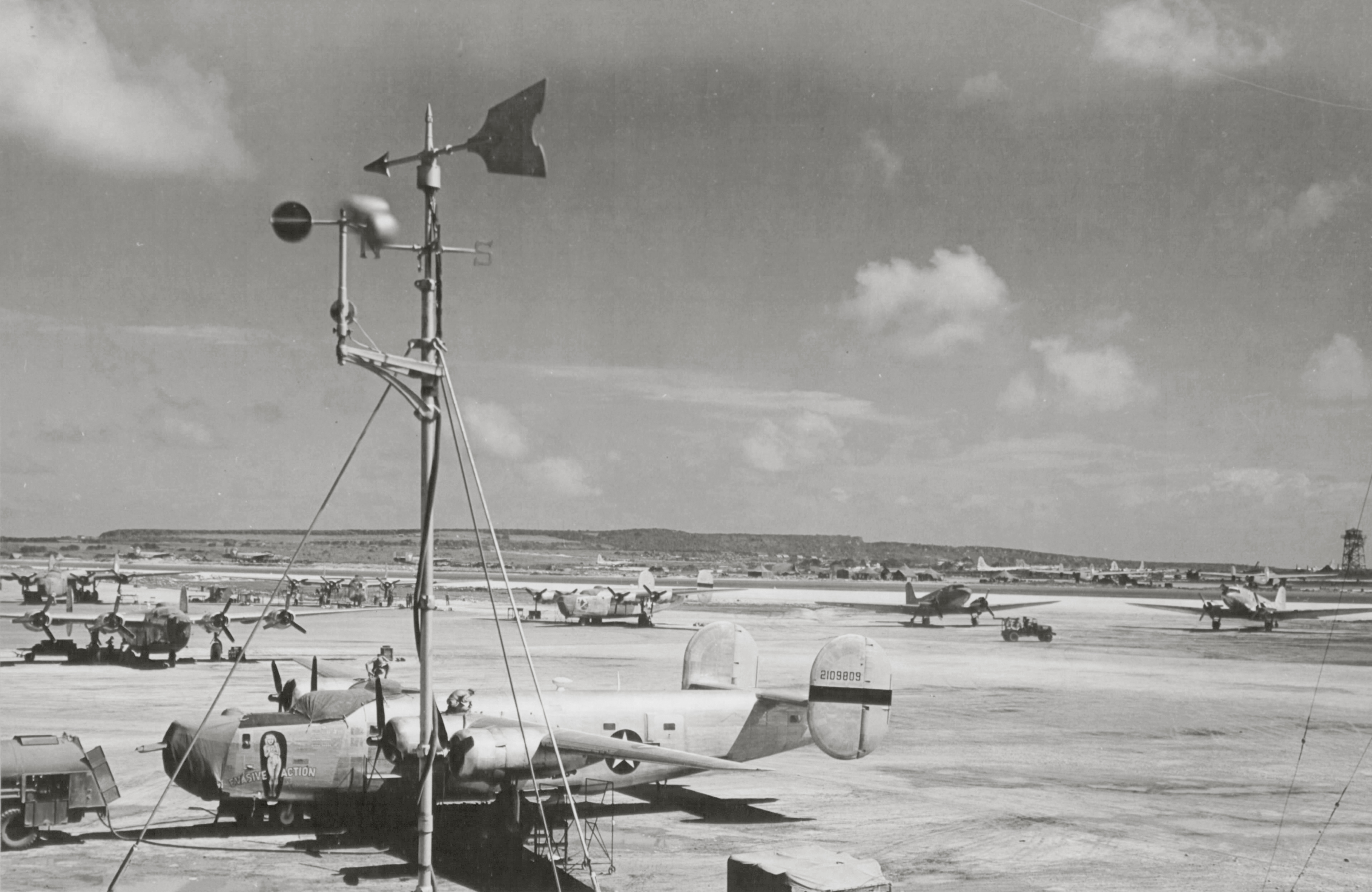 44-40528 B-24J Liberator 7AF 30BG819BS Hell from Heaven Marianas Islands Dec 1944 01