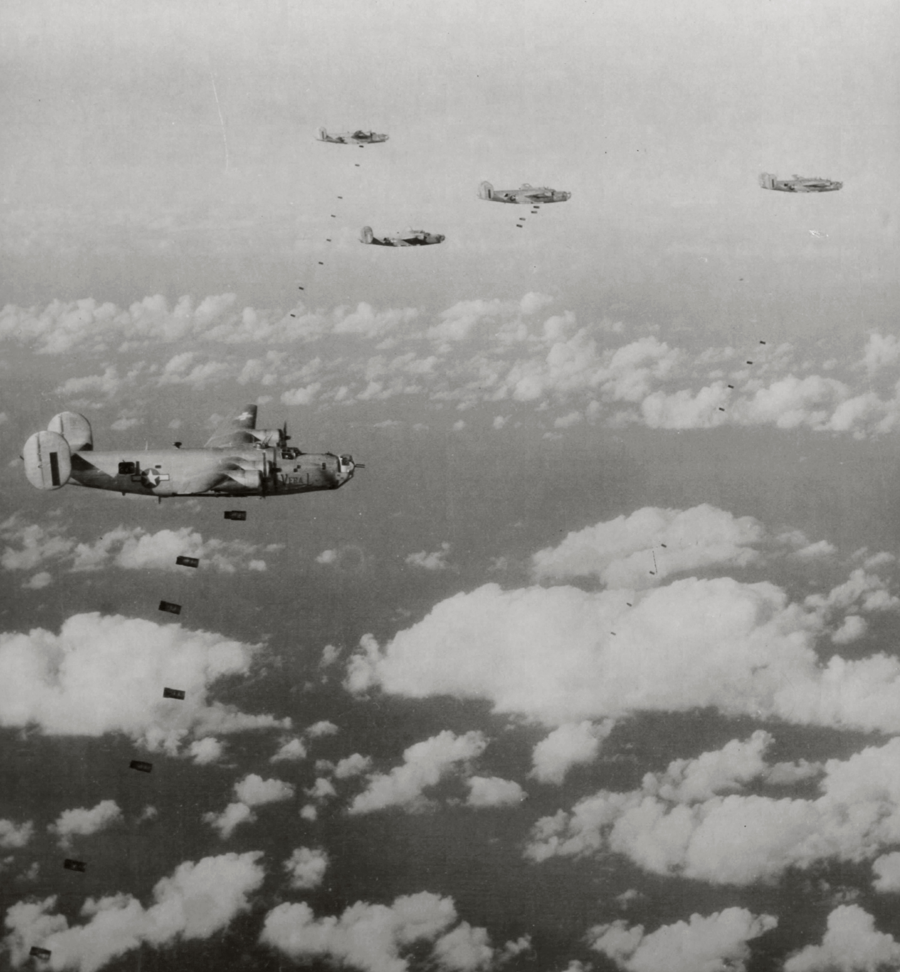 44-40533 B-24J Liberator 7AF 30BG27BS Vera L in formation over the drop zone 1945 01