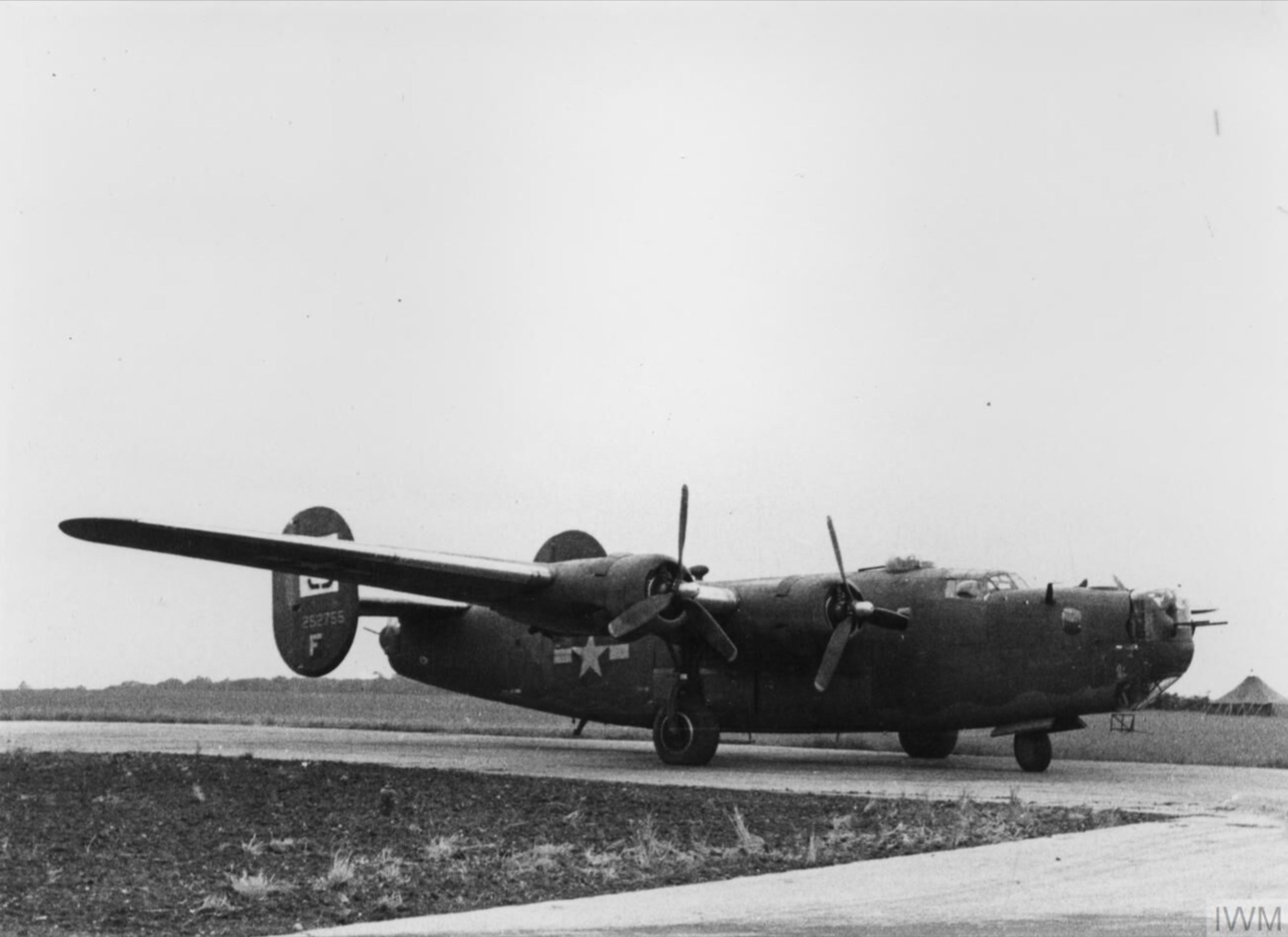 42-52755 B-24H Liberator 8AF 34BG4BS 3LF Dynamite 'N Dodo prior to take off FRE3419