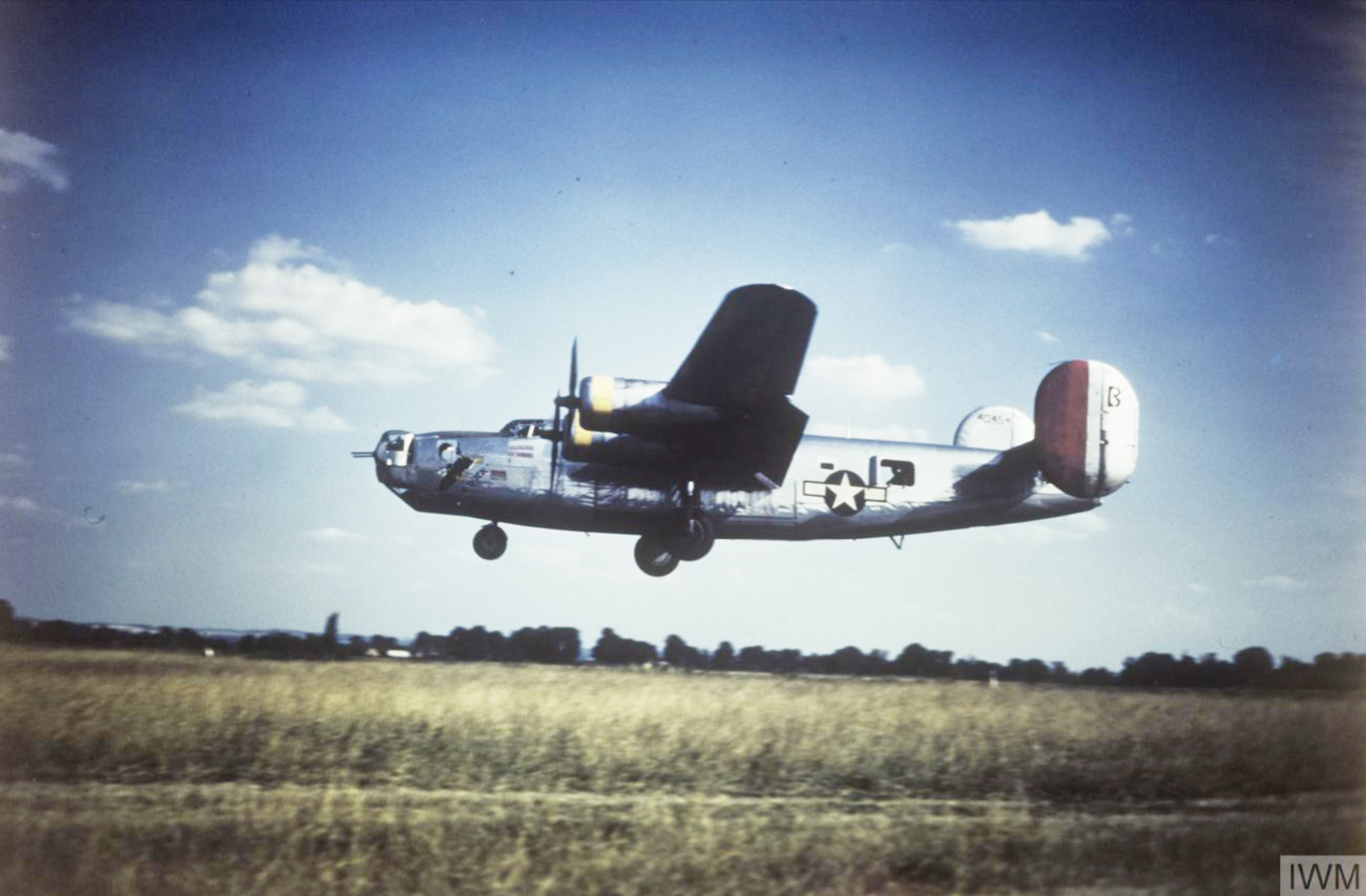 44-40454 B-24J Liberator 8AF 34BG7BS R2B Betta Duck lands at Mount Farm FRE5458
