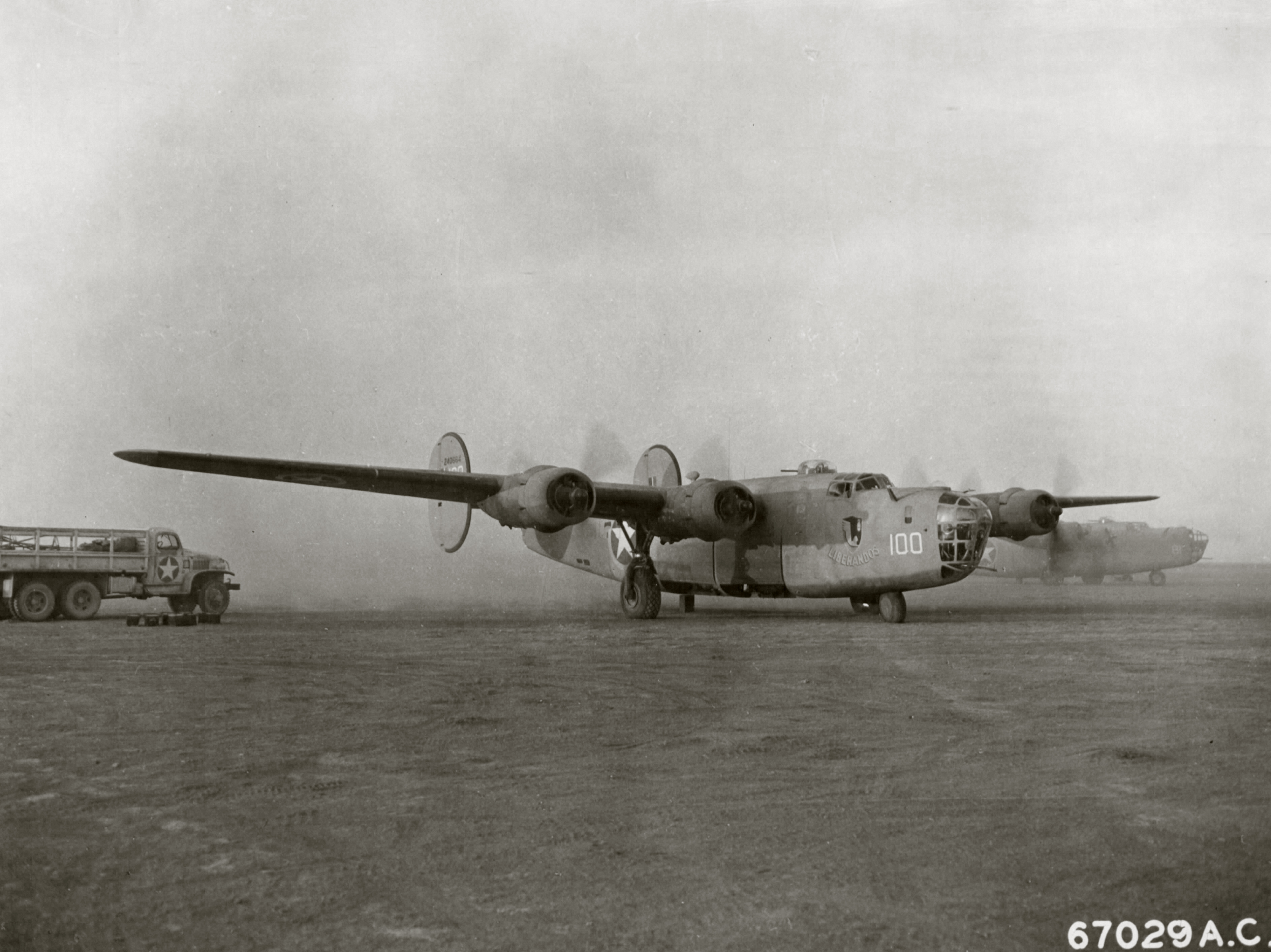 42-40664 B-24D Liberator 9AF 376BG515BS 100 Teggie Ann Bengasi Cirenaica Libya 1943 01