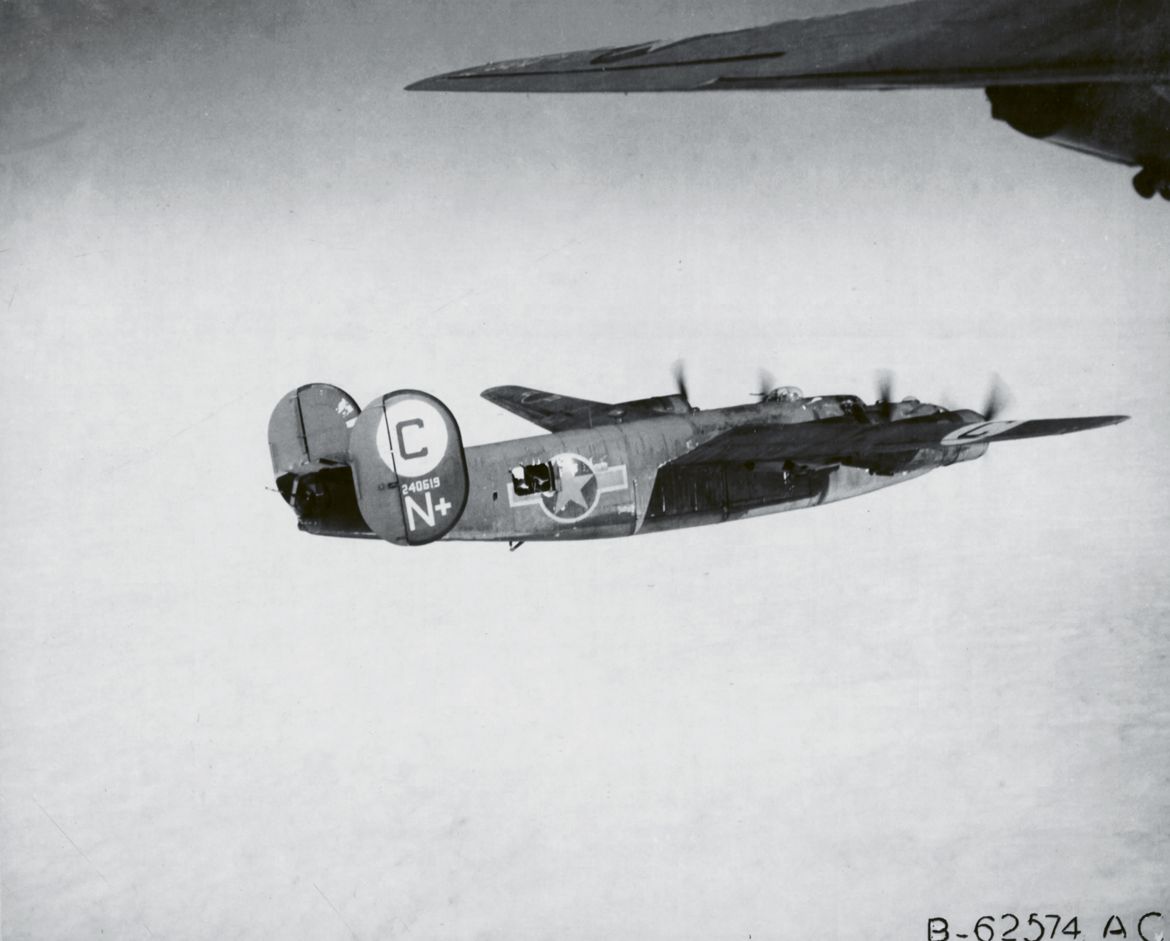 42-40619 B-24D Liberator 8AF 389BG567BS HPN+ enroute to the drop zone 1944 01