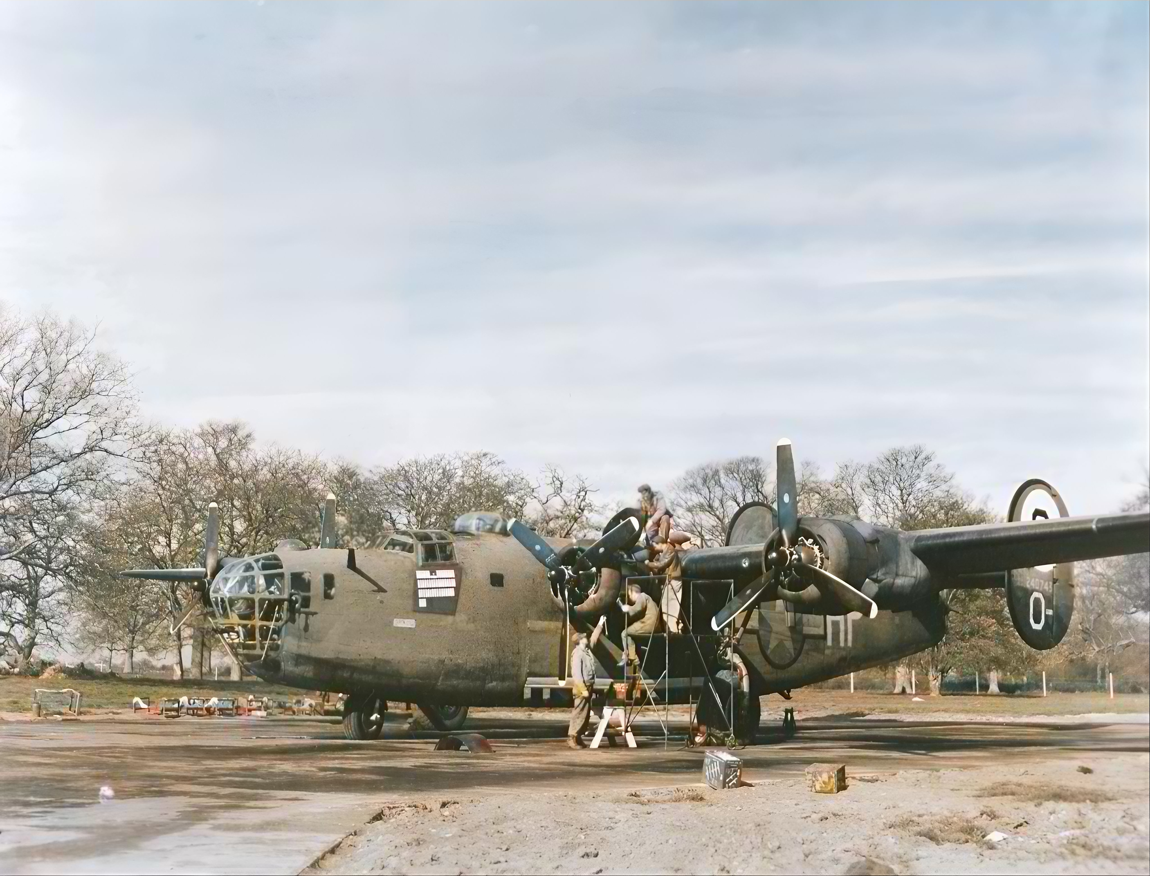 42-40743 B-24D Liberator 8AF 389BG567BS HPO undergoing engine maintanence England A70932c