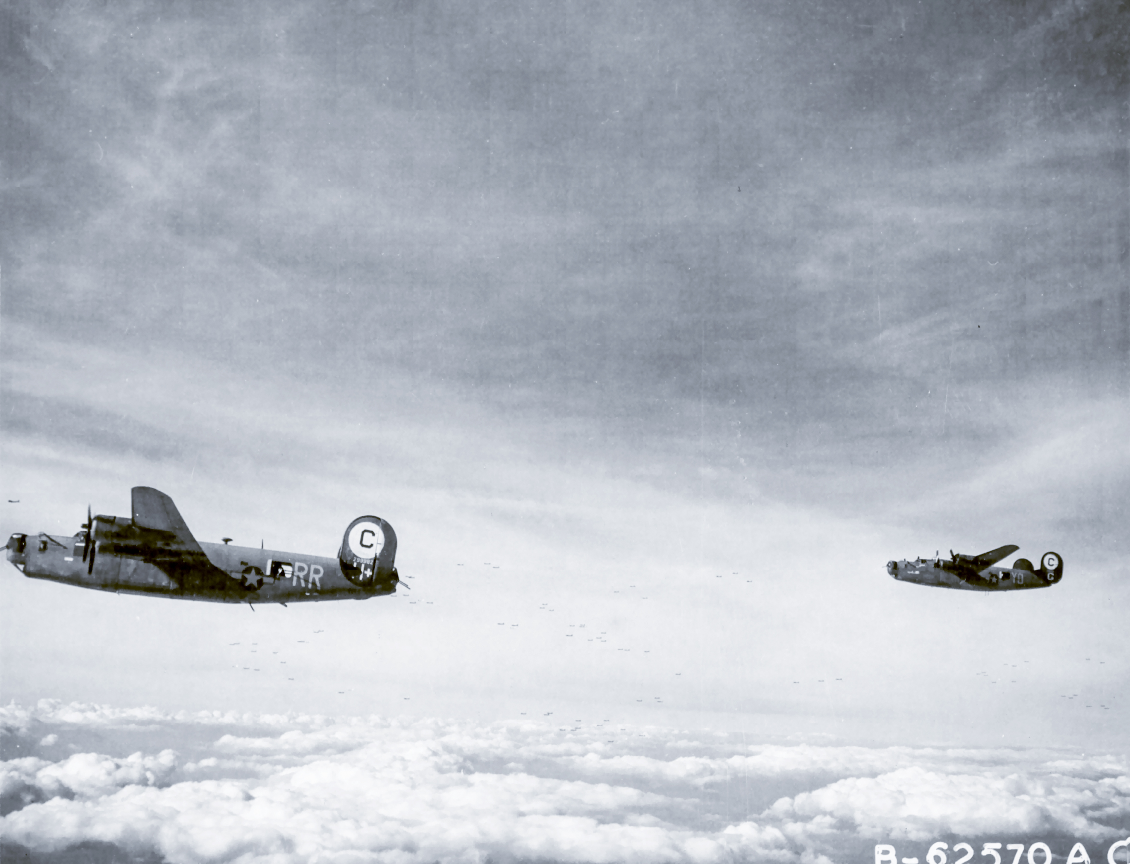 42-99982 B-24J Liberator 8AF 389BG566FS RRH+ in formation 1944 01