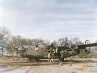 Asisbiz 42-40743 B-24D Liberator 8AF 389BG567BS HPO undergoing engine maintanence England A70932c