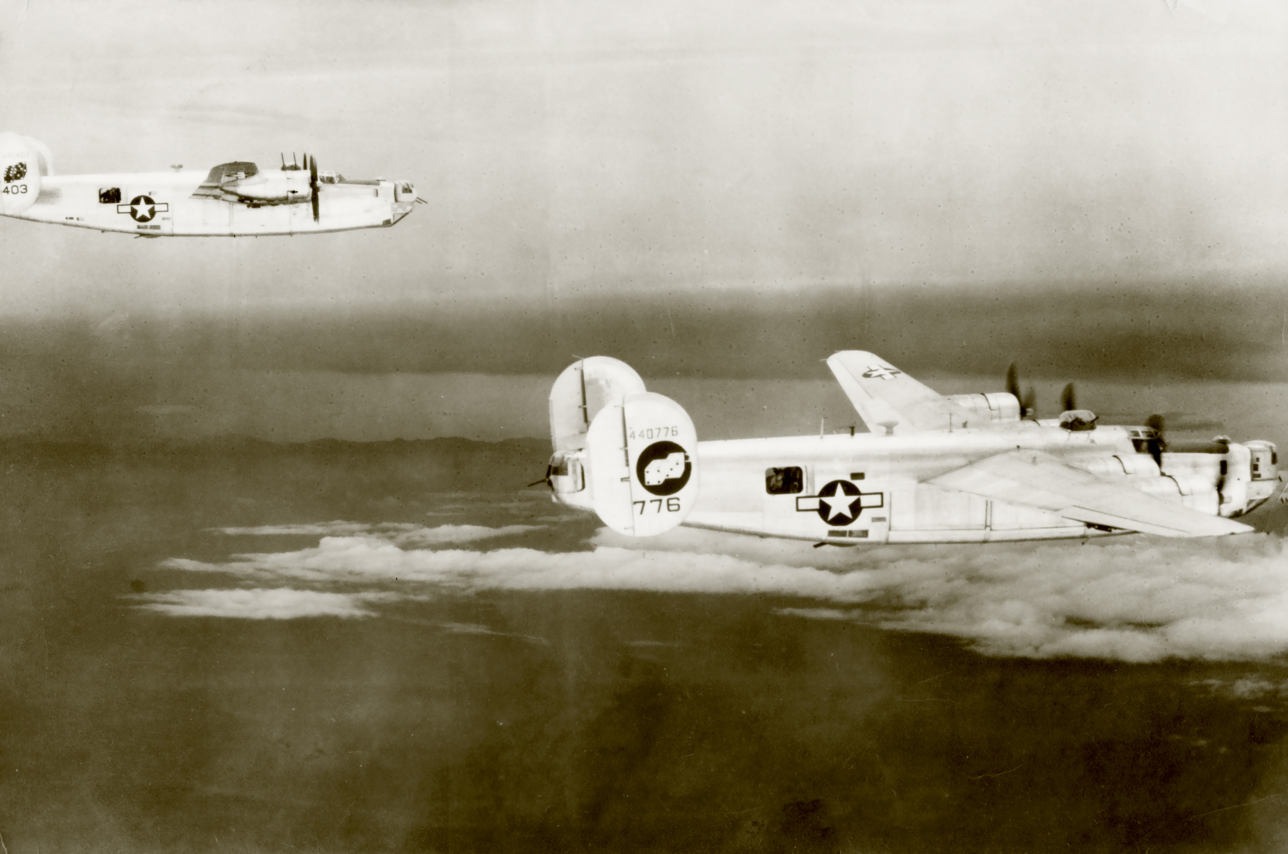 44-40403 B-24J Liberator 5AF 43BG65BS Come and Get It in formation with 776 1944 01