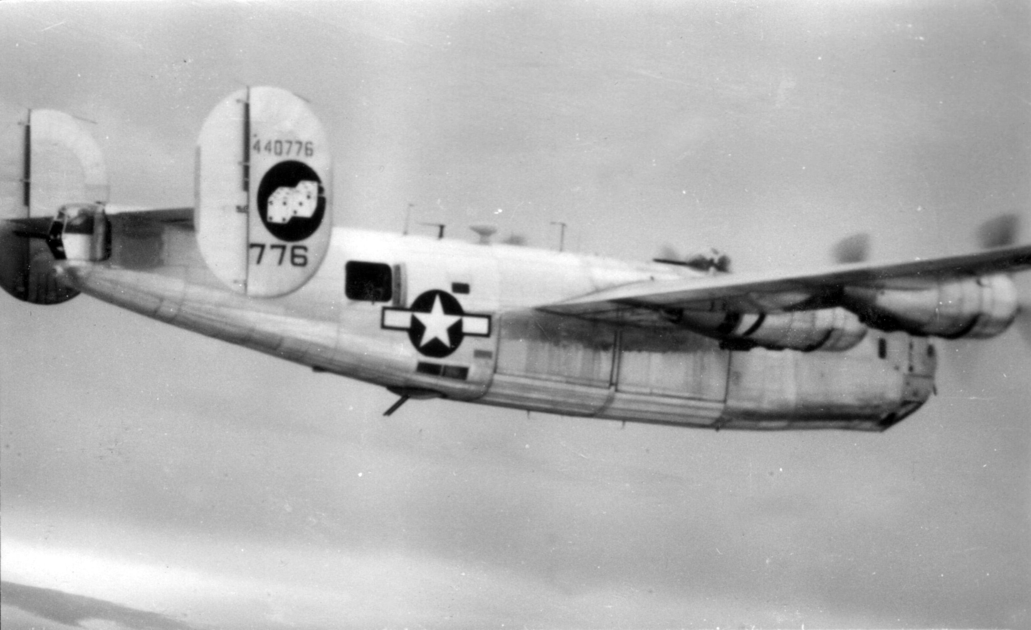 44-40776 B-24J Liberator 5AF 43BG65BS Carolyn Mae in formation 1944 01
