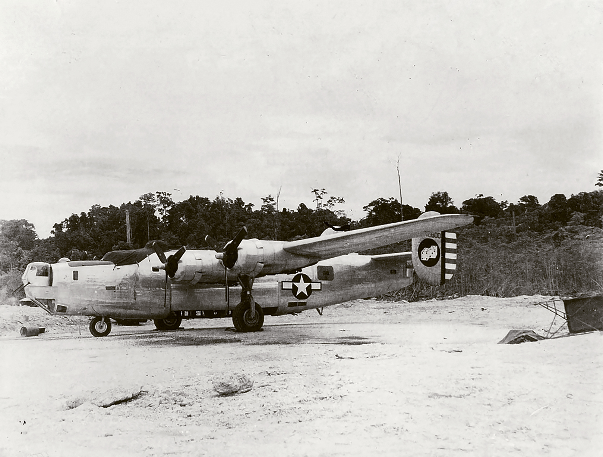 44-40800 B-24J Liberator 5AF 43BG65BS Manila Calling New Guinea 1944 01