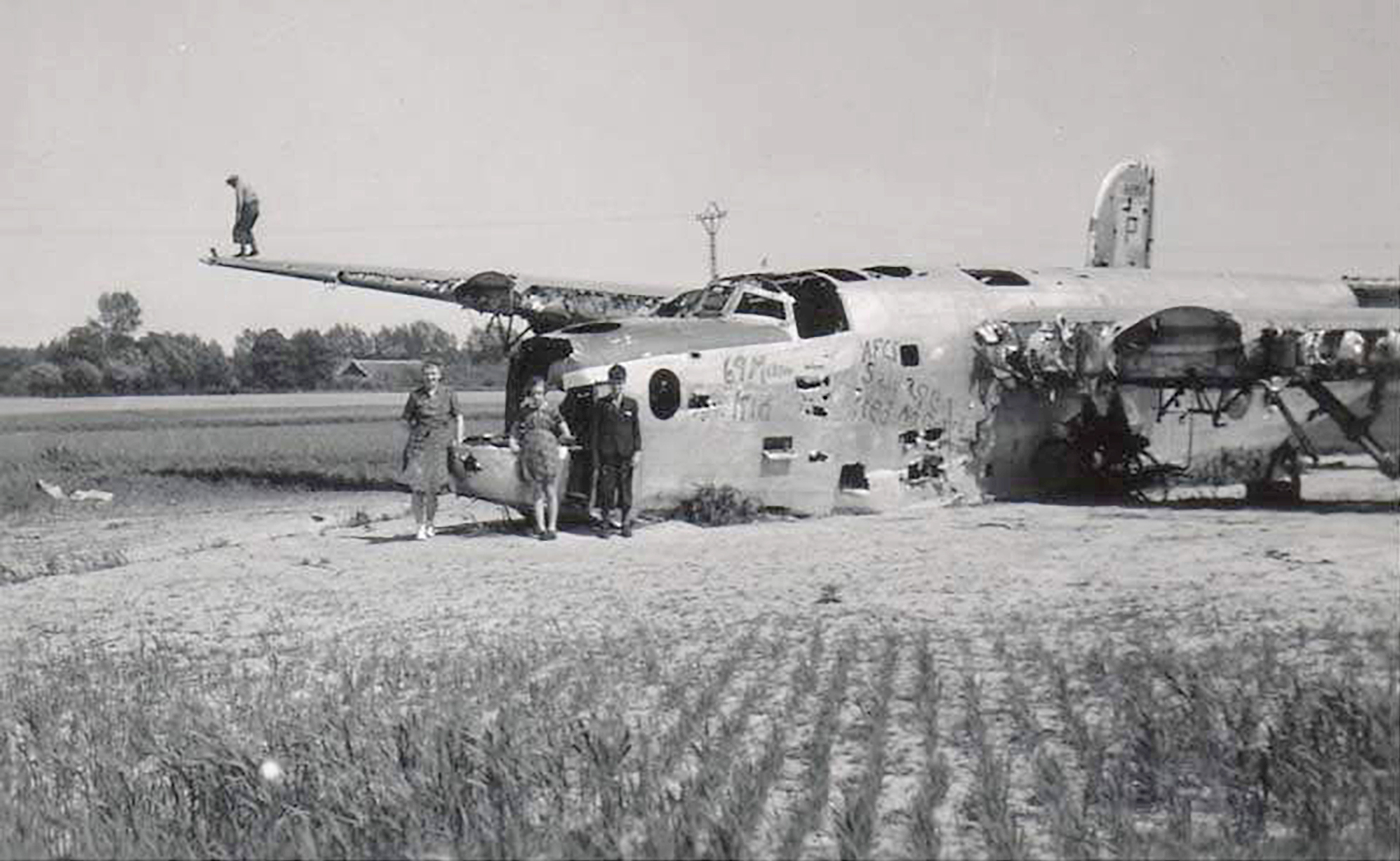 41-28958 B-24H Liberator 8AF 448BG713BS IGI Little Jo belly landed 01