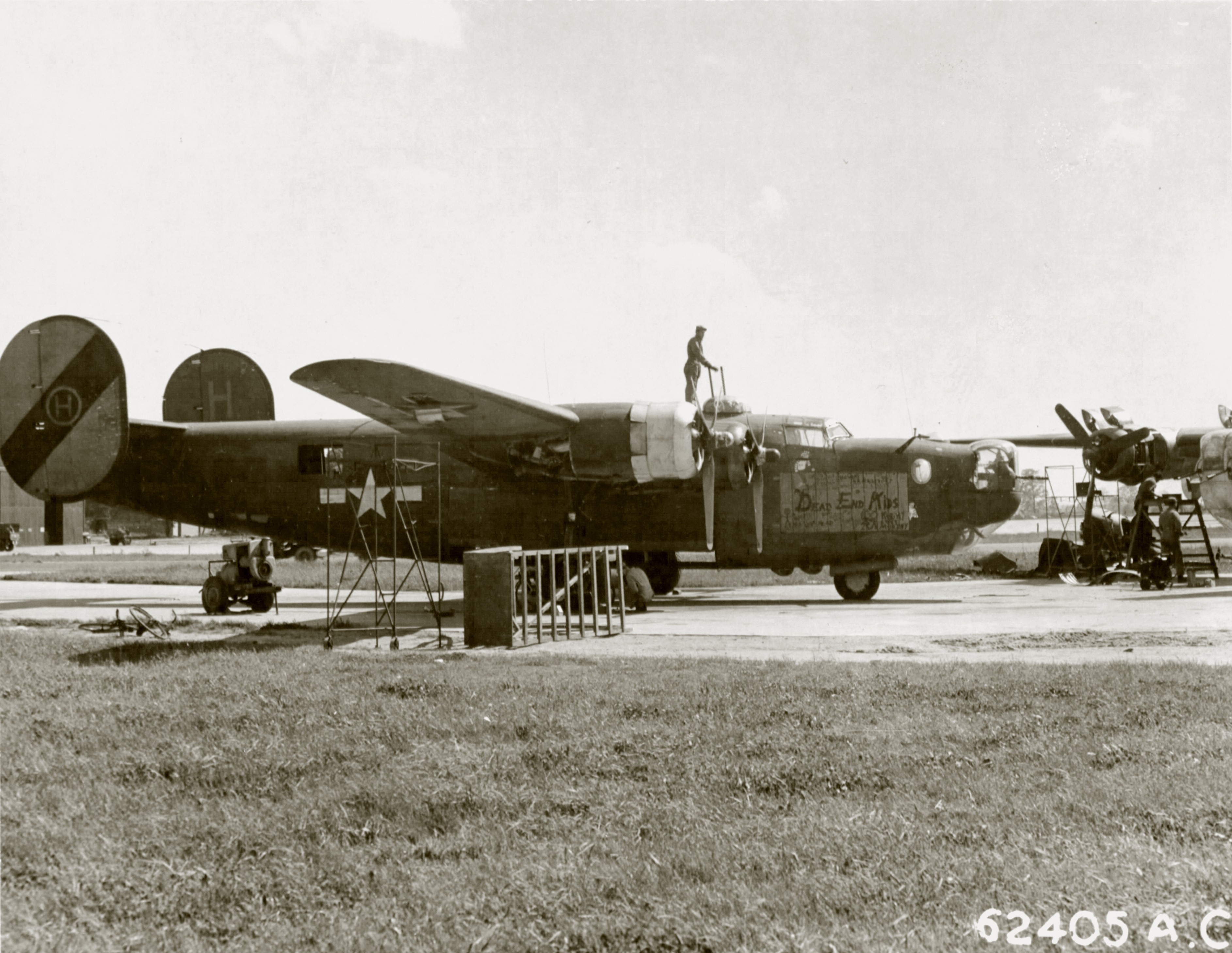 42-94992 B-24H Liberator 8AF 448BG713BS IGH Dead End Kids Station 505 England 16th May 1945 01