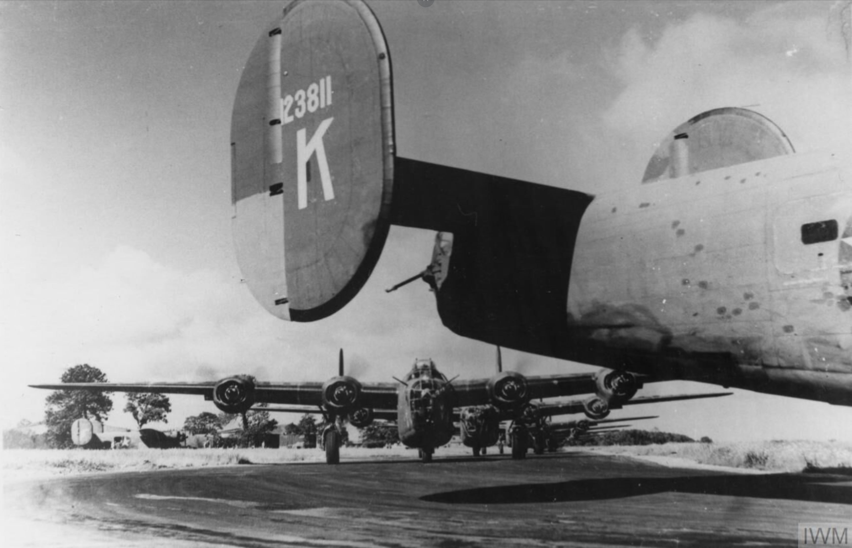 41-23811 B-24D Liberator 8AF 44BG66BS K Fascinatin Witch line up for take off FRE3440