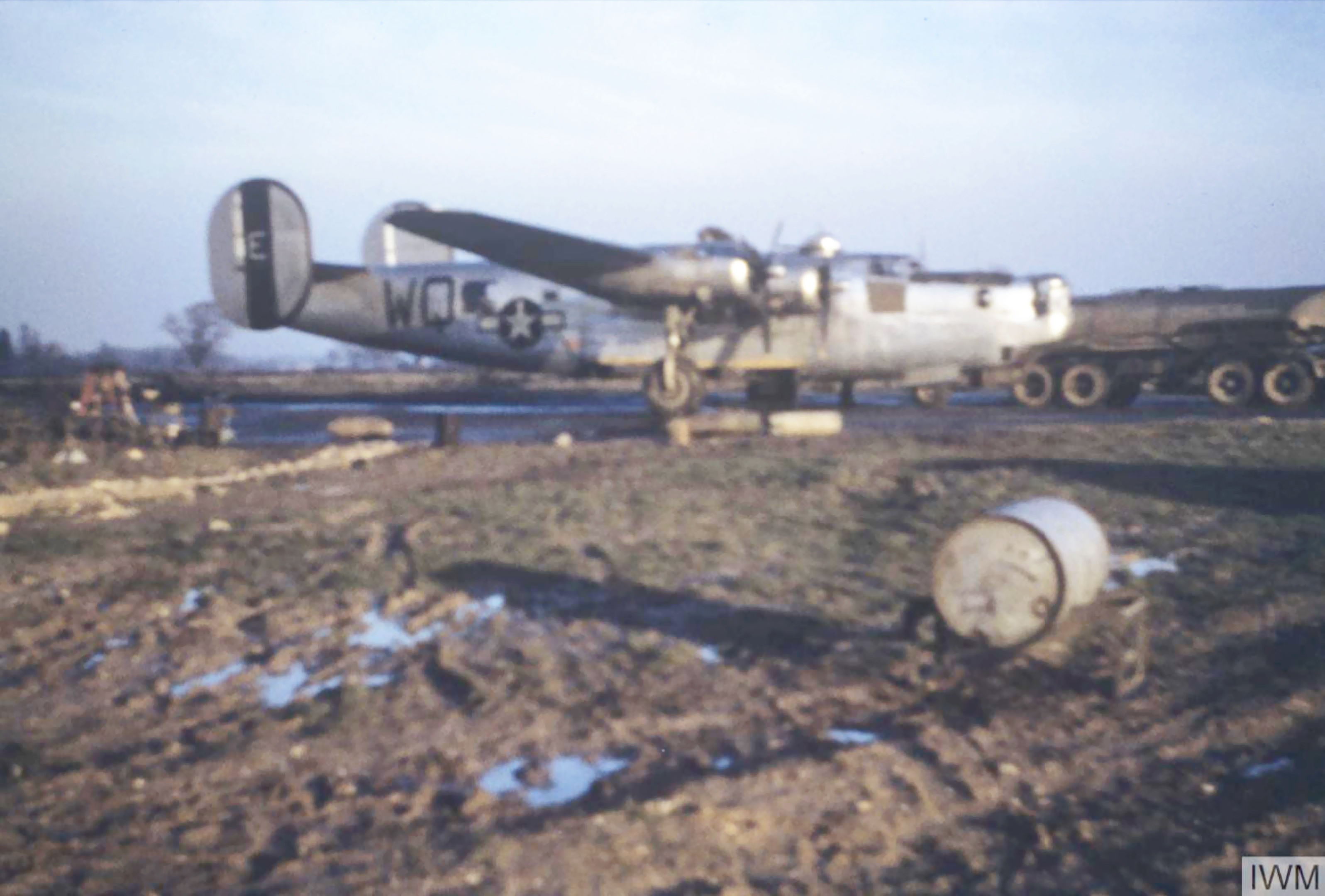 42-50806 B-24J Liberator 8AF 44BG68BS WQE Louisiana Belle in the dispersal area England FRE5474