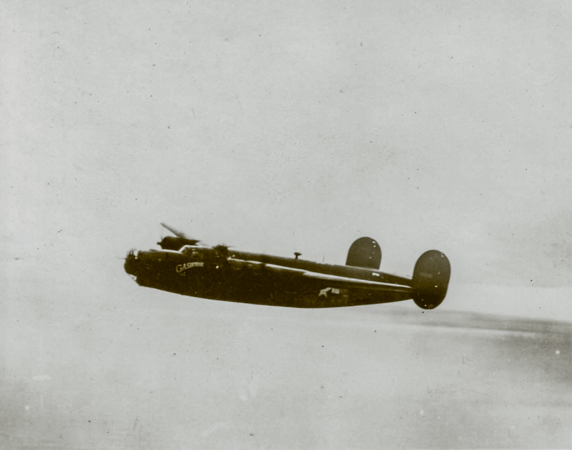 41-29195 B-24H Liberator 15AF 451BG724BS Gashouse in flight 01