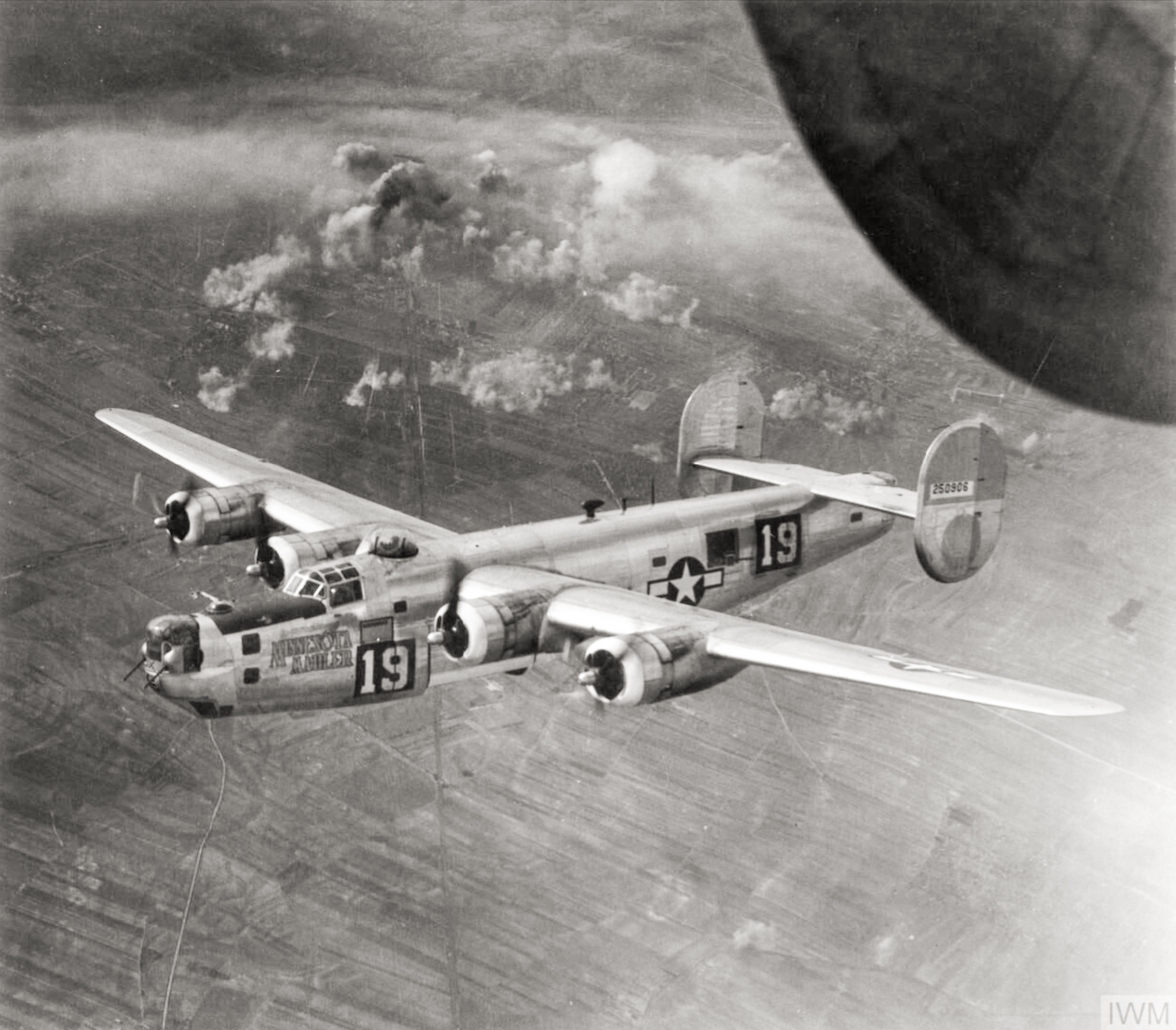 42-50906 B-24J Liberator 15AF 451BG724BS 19 Minnesota Mauler over Linz Austria 15th Nov 1945 FRE8744