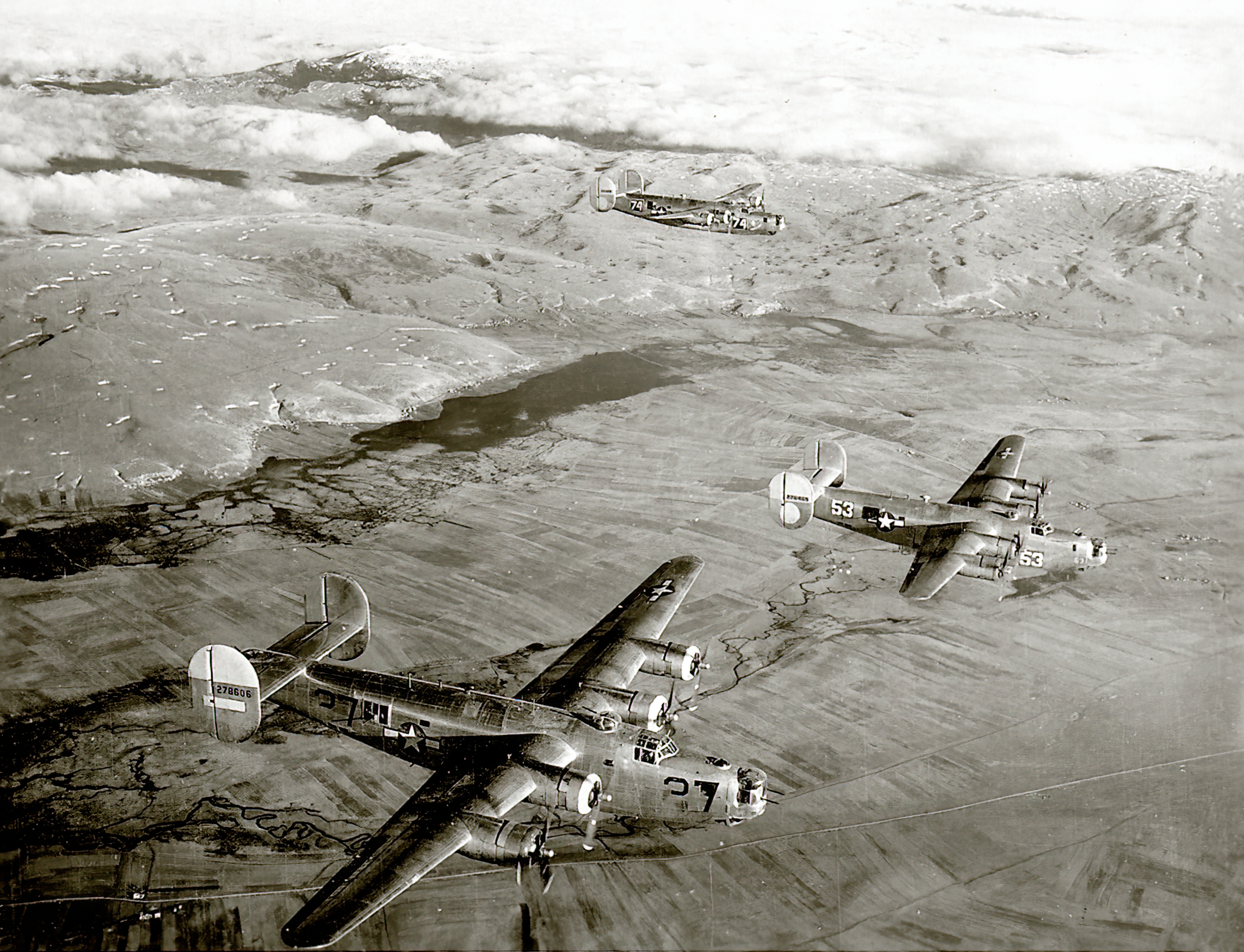 42-51880 B-24J Liberator 15AF 451BG724BS 74 Purple Shaft in flight 01