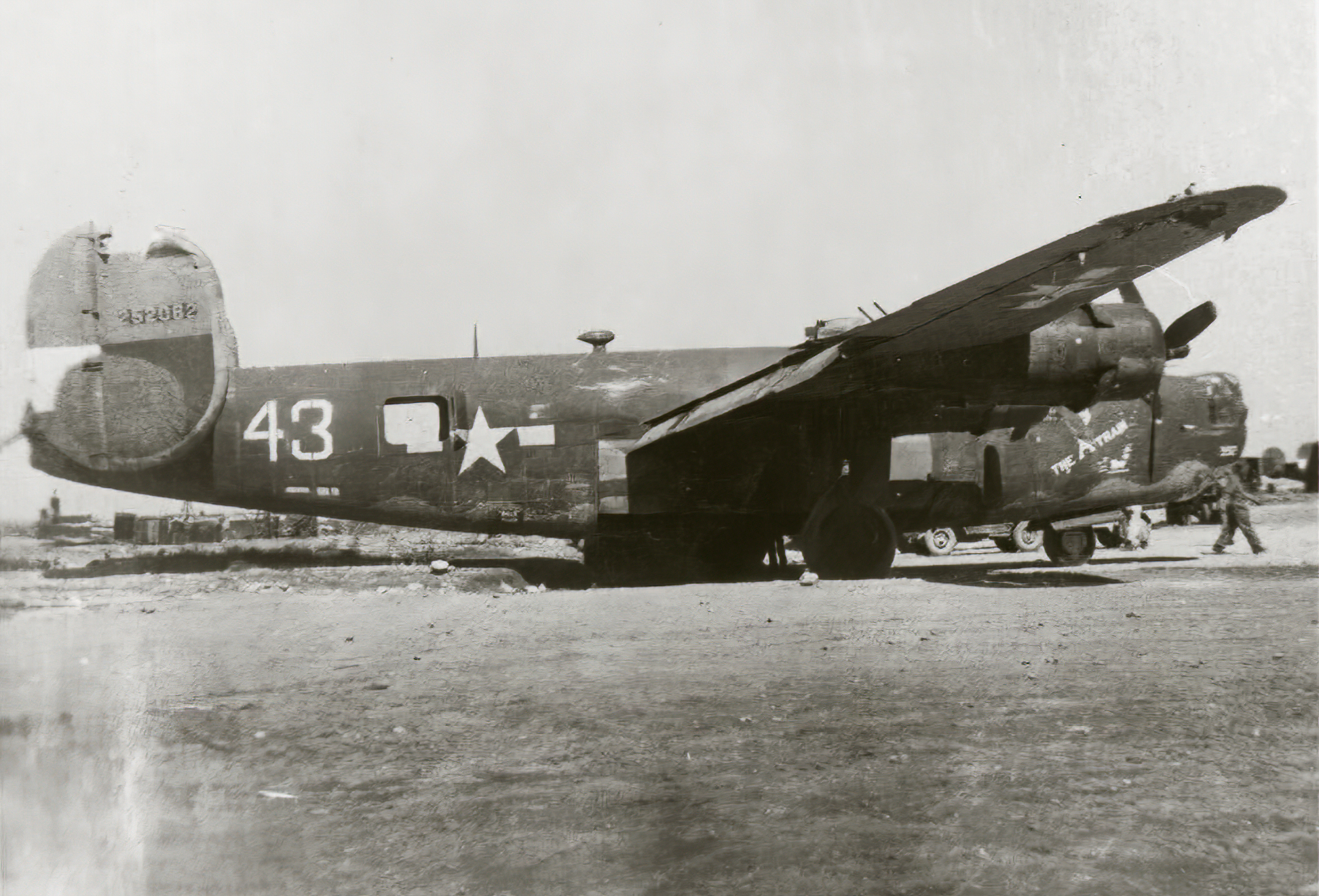42-52082 B-24H Liberator 15AF 451BG726BS 43 Screamin' Meemie aka The A Train nose art right side 01