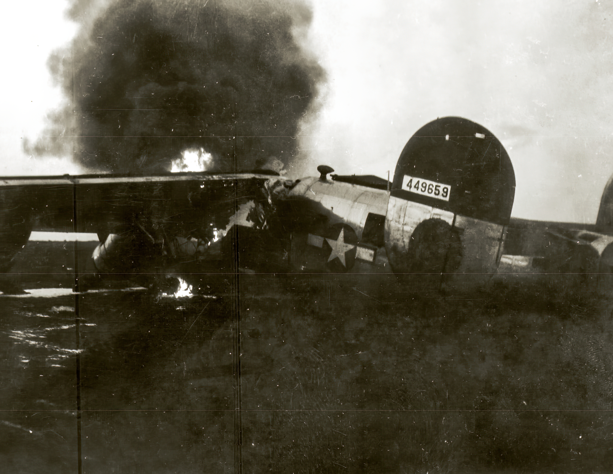 44-49659 B-24L Liberator 15AF 451BG726BS 46 The RIP crash landed and on fire 01