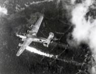 Asisbiz 42-95379 B-24H Liberator 15AF 451BG725BS 35 Extra Joker being shot down by a Fw 190A over Austria 4th Sep 1944 07