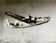 Asisbiz 44-40196 B-24J Liberator 15AF 451BG727BS 16 Weesie in flight 01