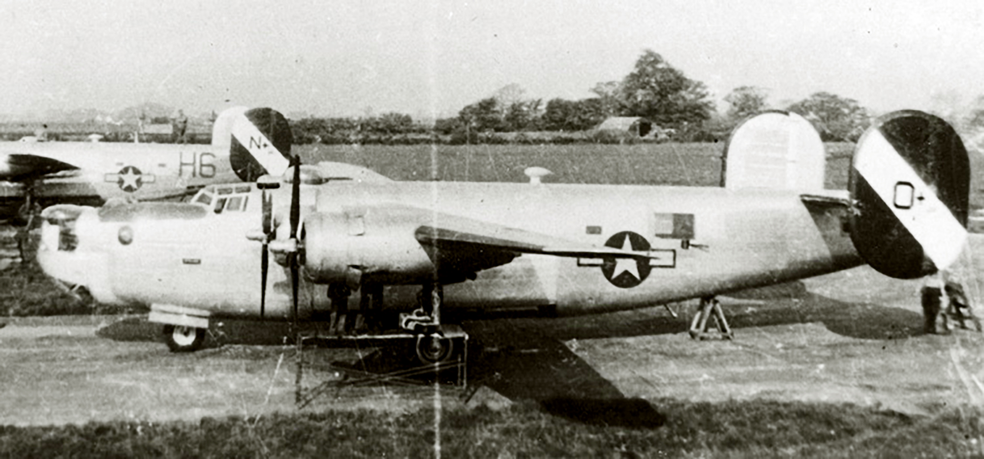 42-95086 B-24H Liberator 8AF 453BG735BS H6O+ Squee Gee nose art left side England 1944 01