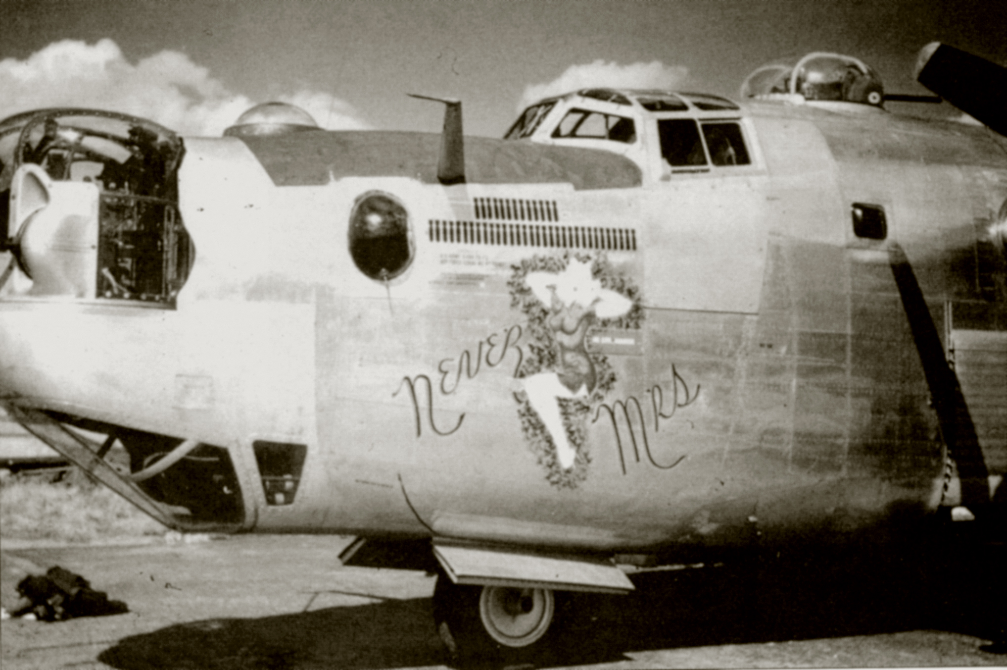 42-95167 B-24H Liberator 8AF 453BG734BS E8A Never Mrs nose art left side England 01