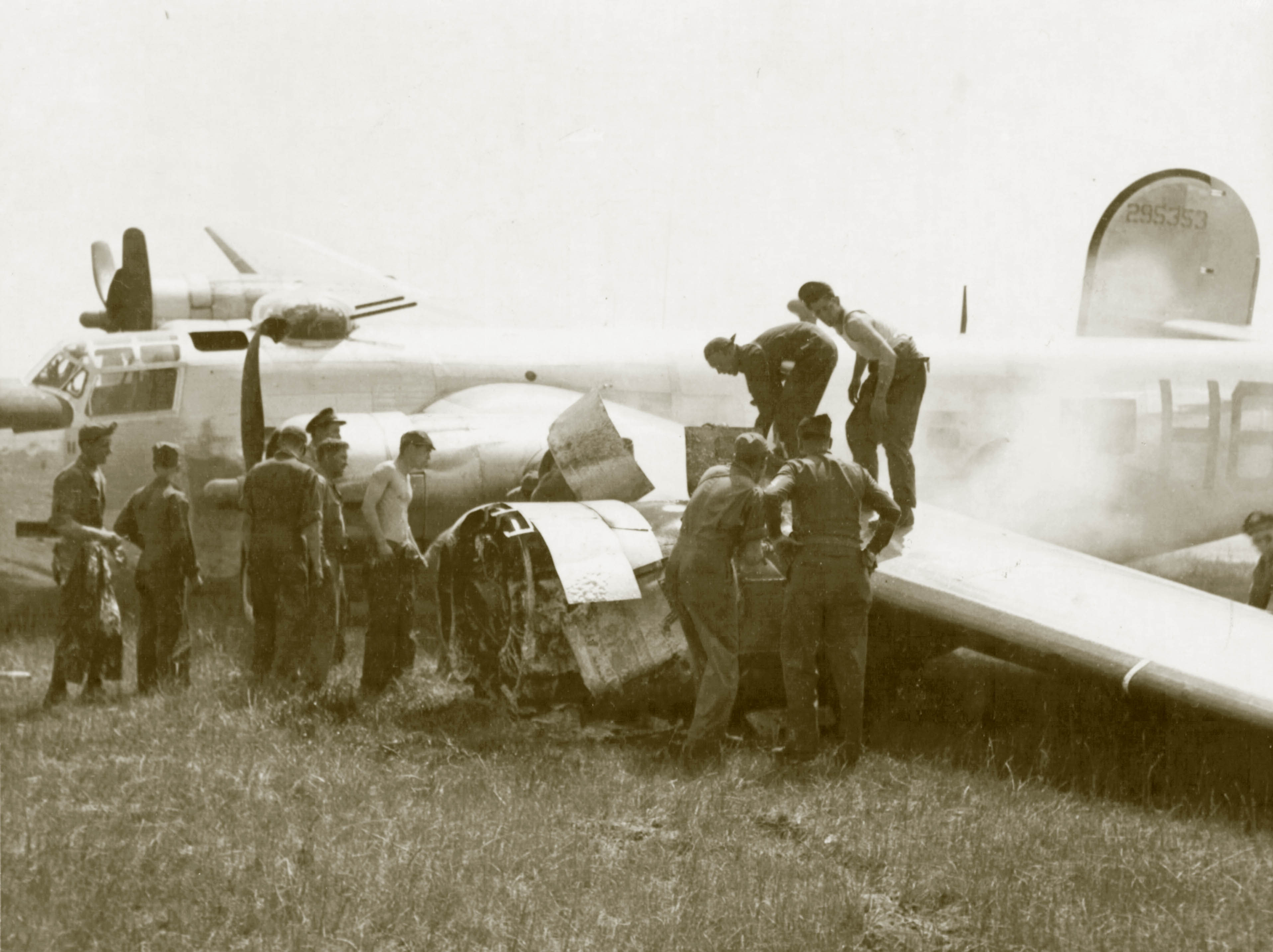 42-95353 B-24H Liberator 8AF 453BG735BS H6Z Zeus belly landed 30th May 1944 01
