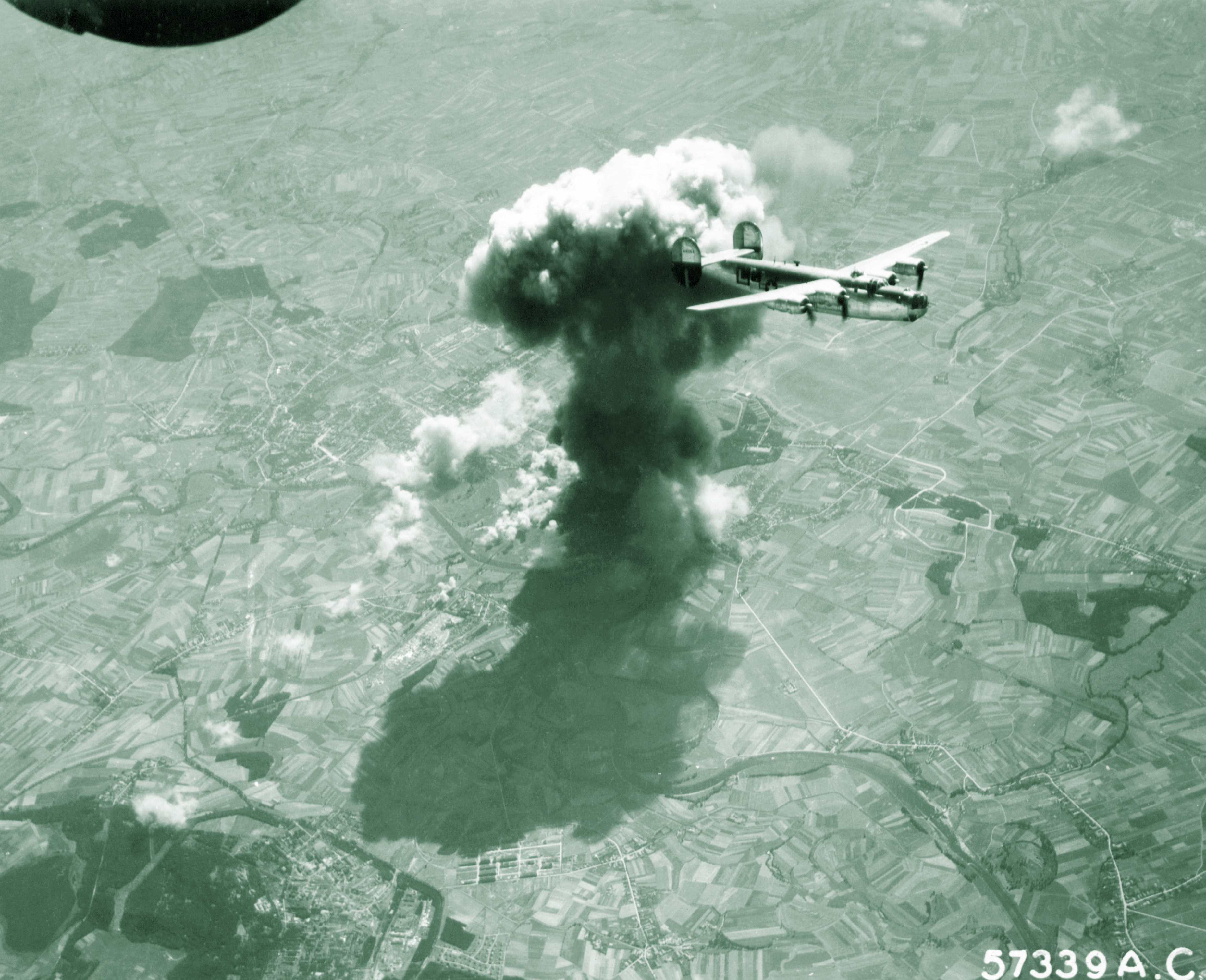 44-41084 B-24J Liberator 15AF 464BG778BS Big Fat Mama over Pardubice Oil Refinery 24th Aug 1944 NA699